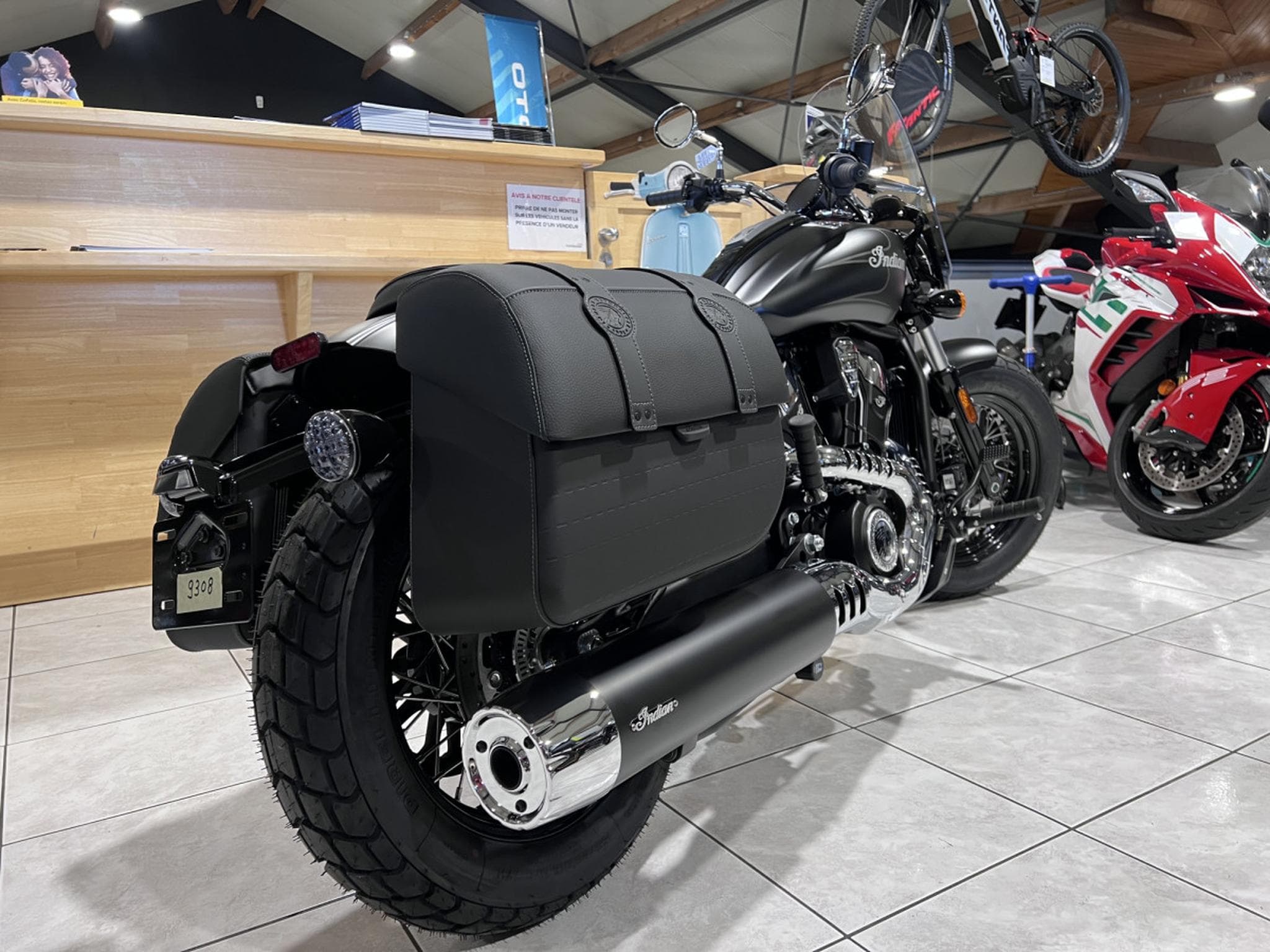 Indian Super Scout 1250 Ltd + Tech Black Smoke w/ graphics (2026) - Foto 3
