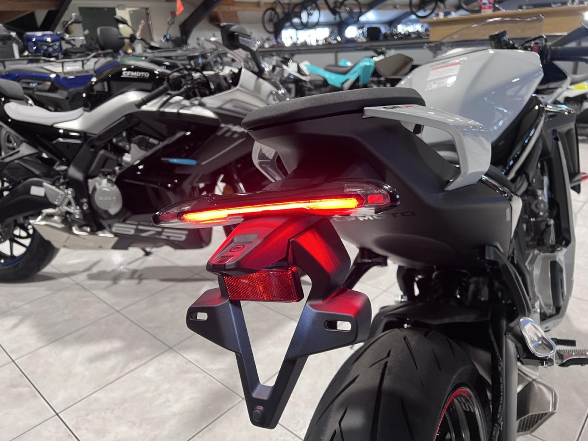CF Moto 675 SR-R (2026) - Foto 9