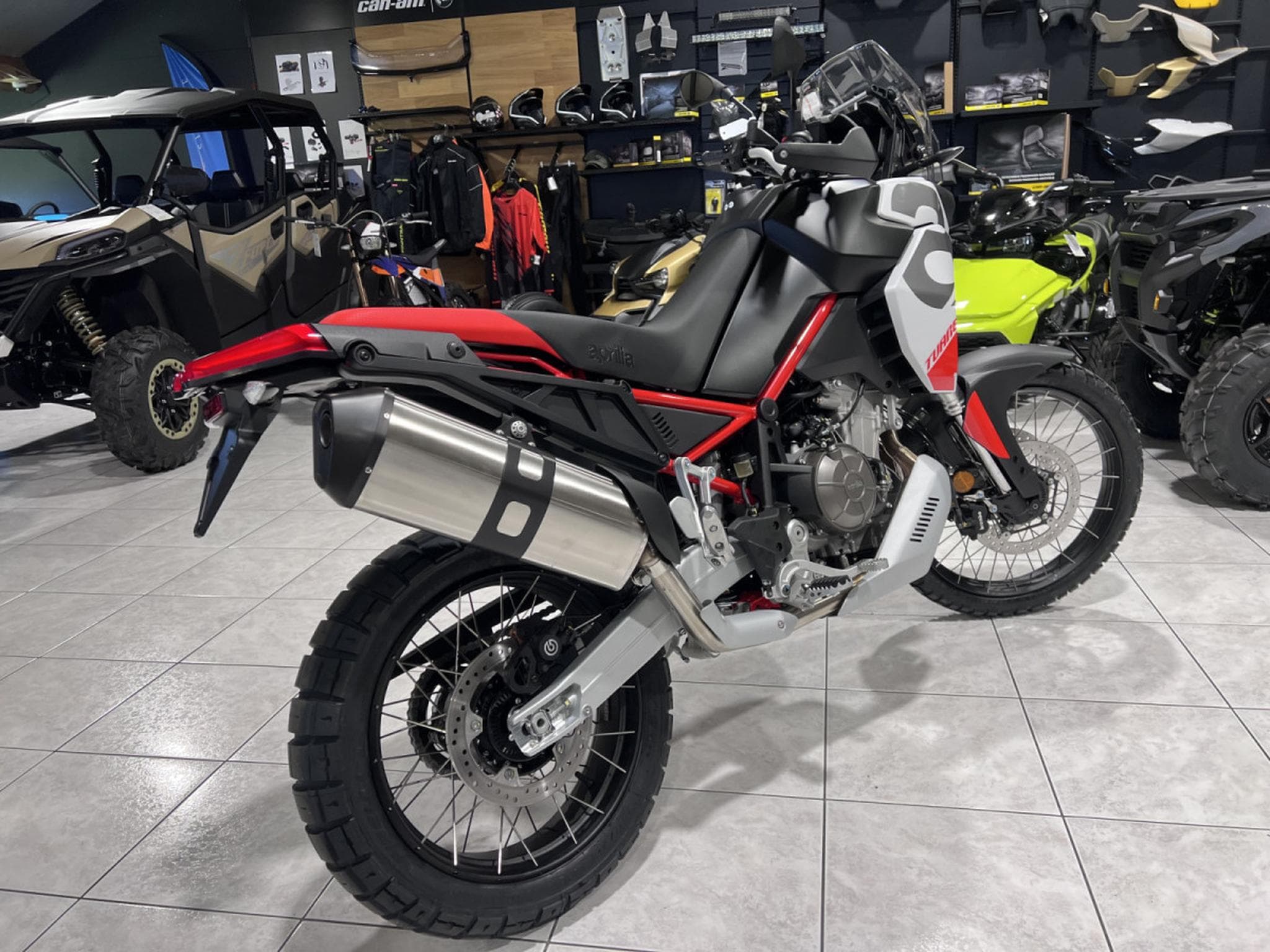 Aprilia Tuareg 660 Hailstrom White disponible aussi en 35 KW (2026) - Photo 3