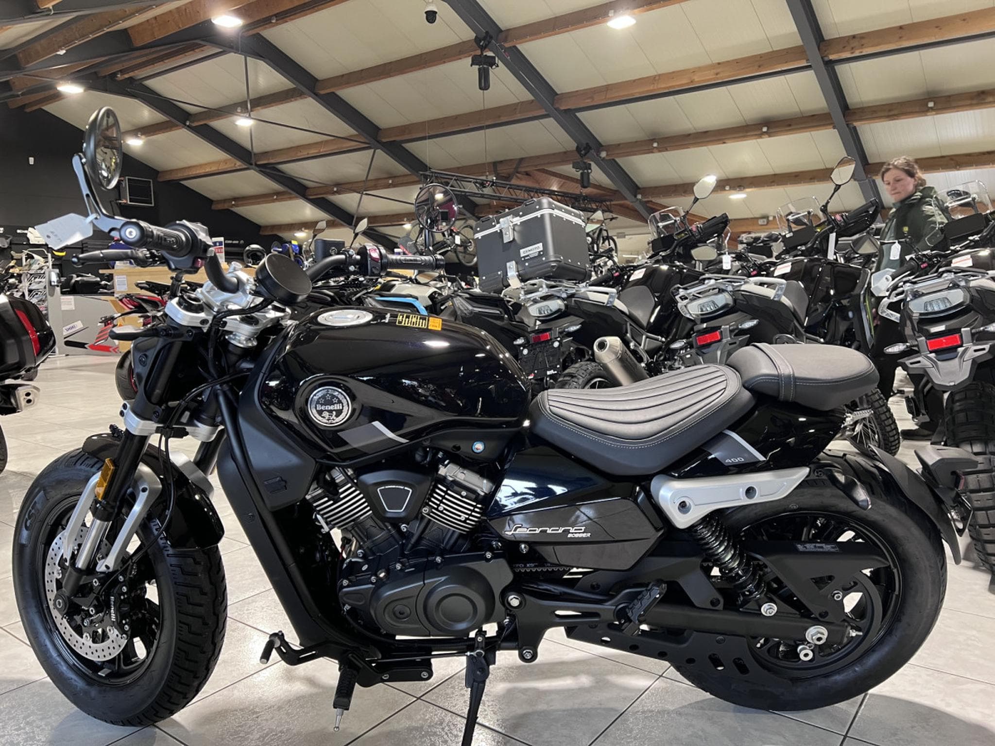 Benelli Leoncino BOBBER V-TWIN 400 (2026) - Foto 4