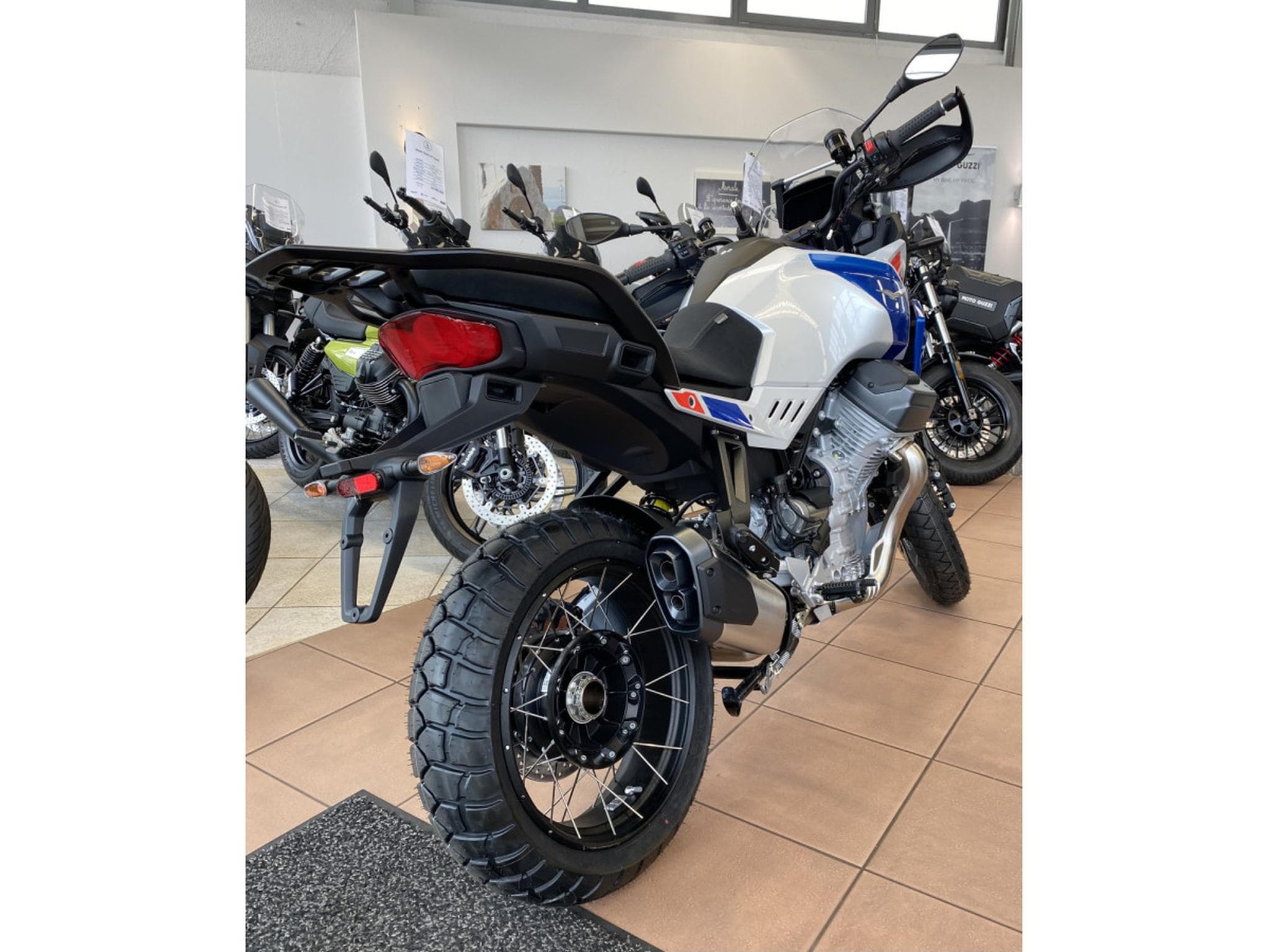 Moto Guzzi Stelvio Model Duecento Tributo (2026) - Foto 4
