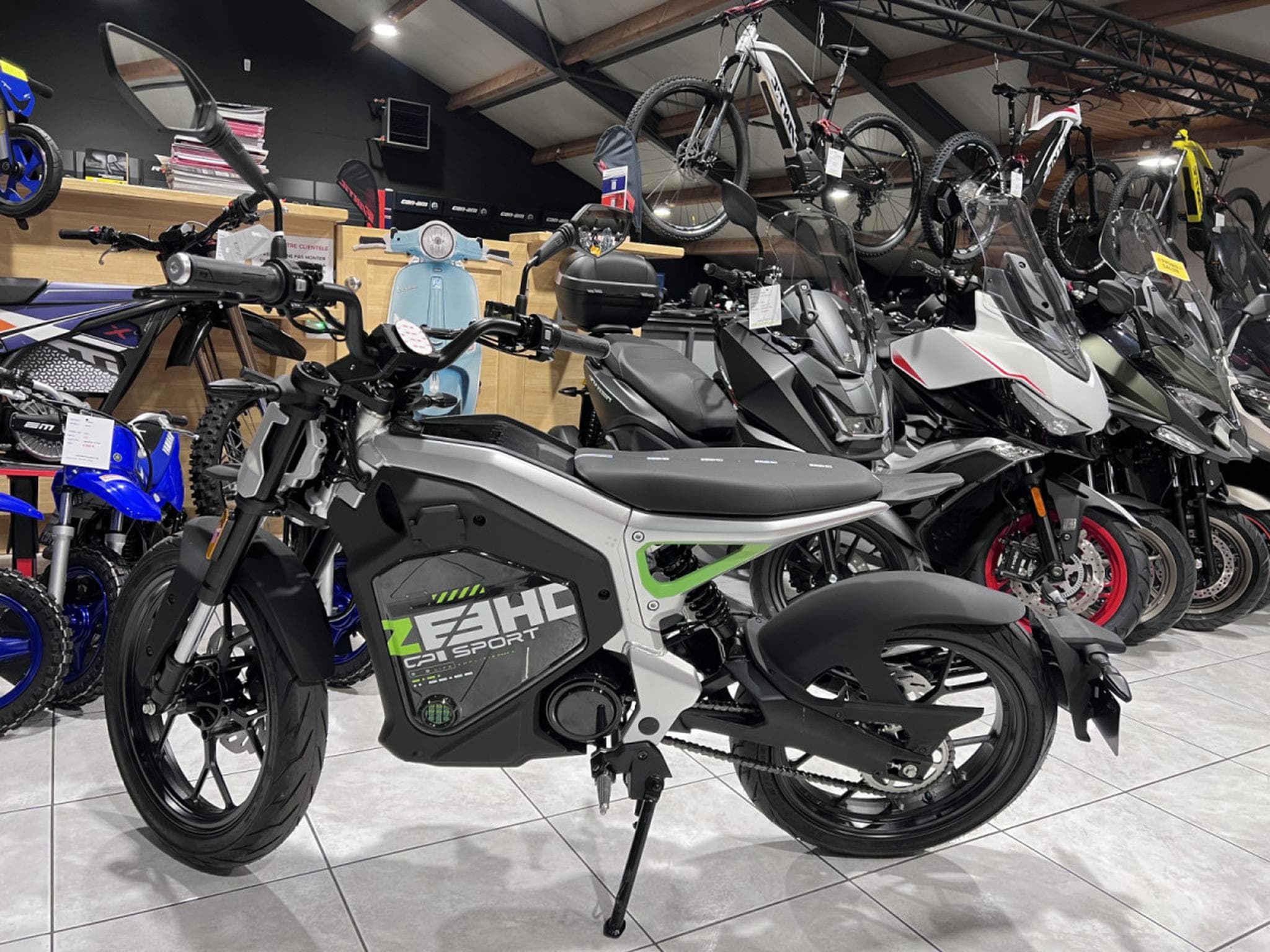Zeeho C!ty Sport 3500 W ROAD autonomie  74 km  homologuée 45 Km/h. (2026) - Foto 4