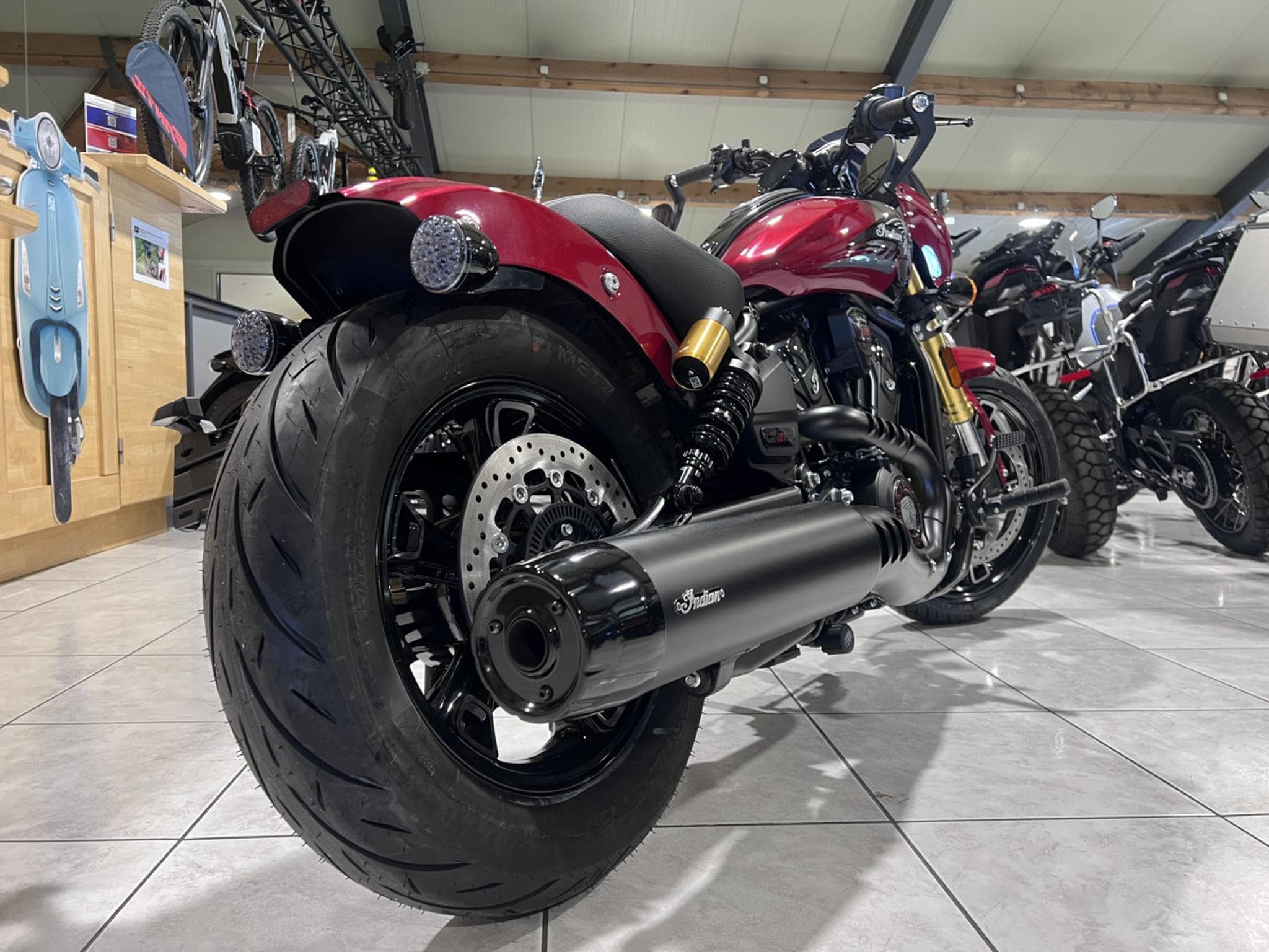 Indian 101 Scout Sunset Red Metallic with Graphics (2026) - Foto 3