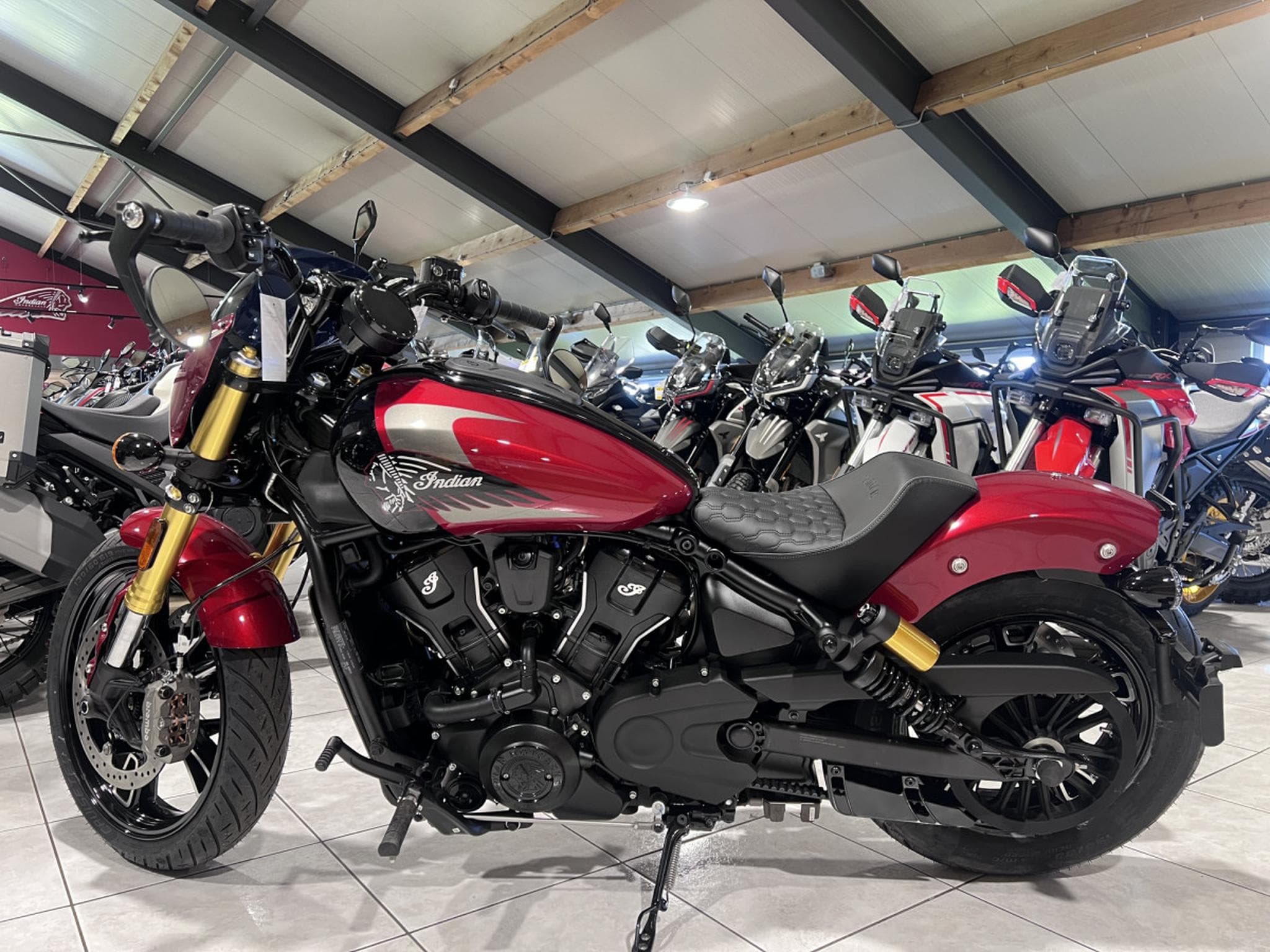 Indian 101 Scout Sunset Red Metallic with Graphics (2026) - Foto 4