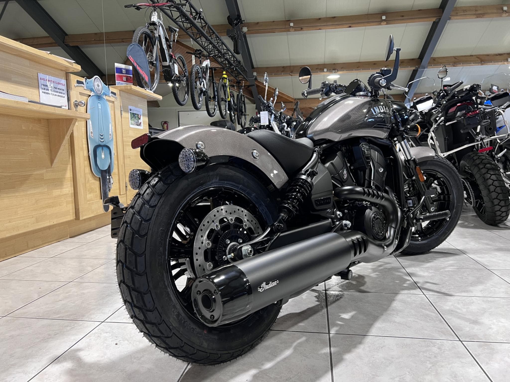Indian Scout Bobber Ltd + Tech Heavy Metal (2026) - Foto 3