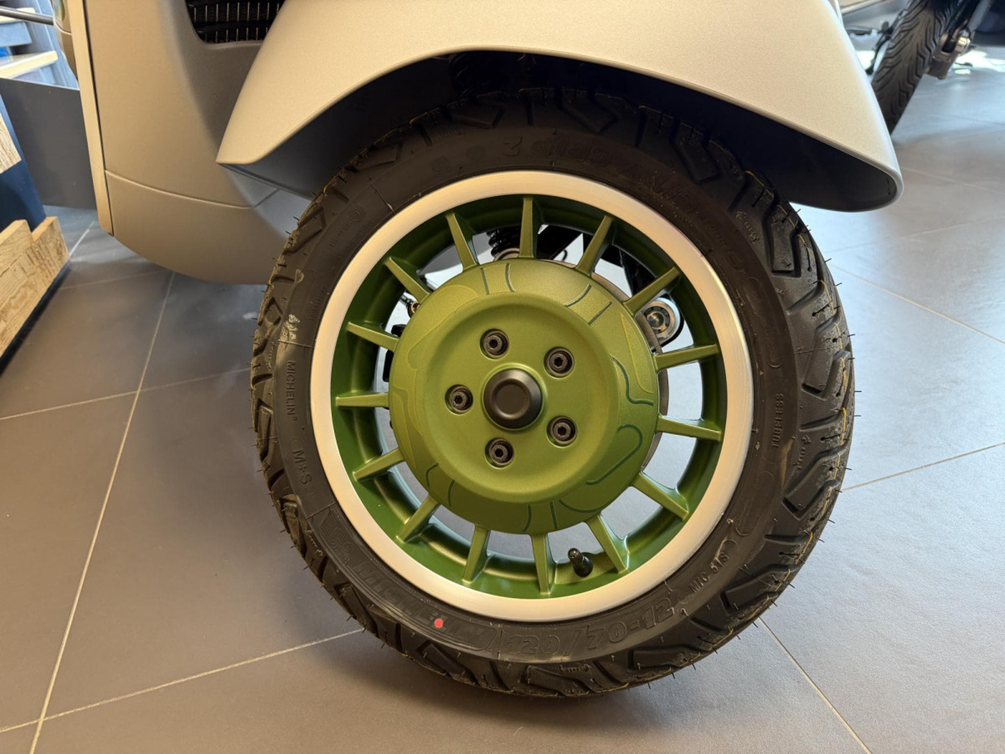 Vespa GTS 310 Ottantesimo 1 / 1946 (2026) - Foto 4