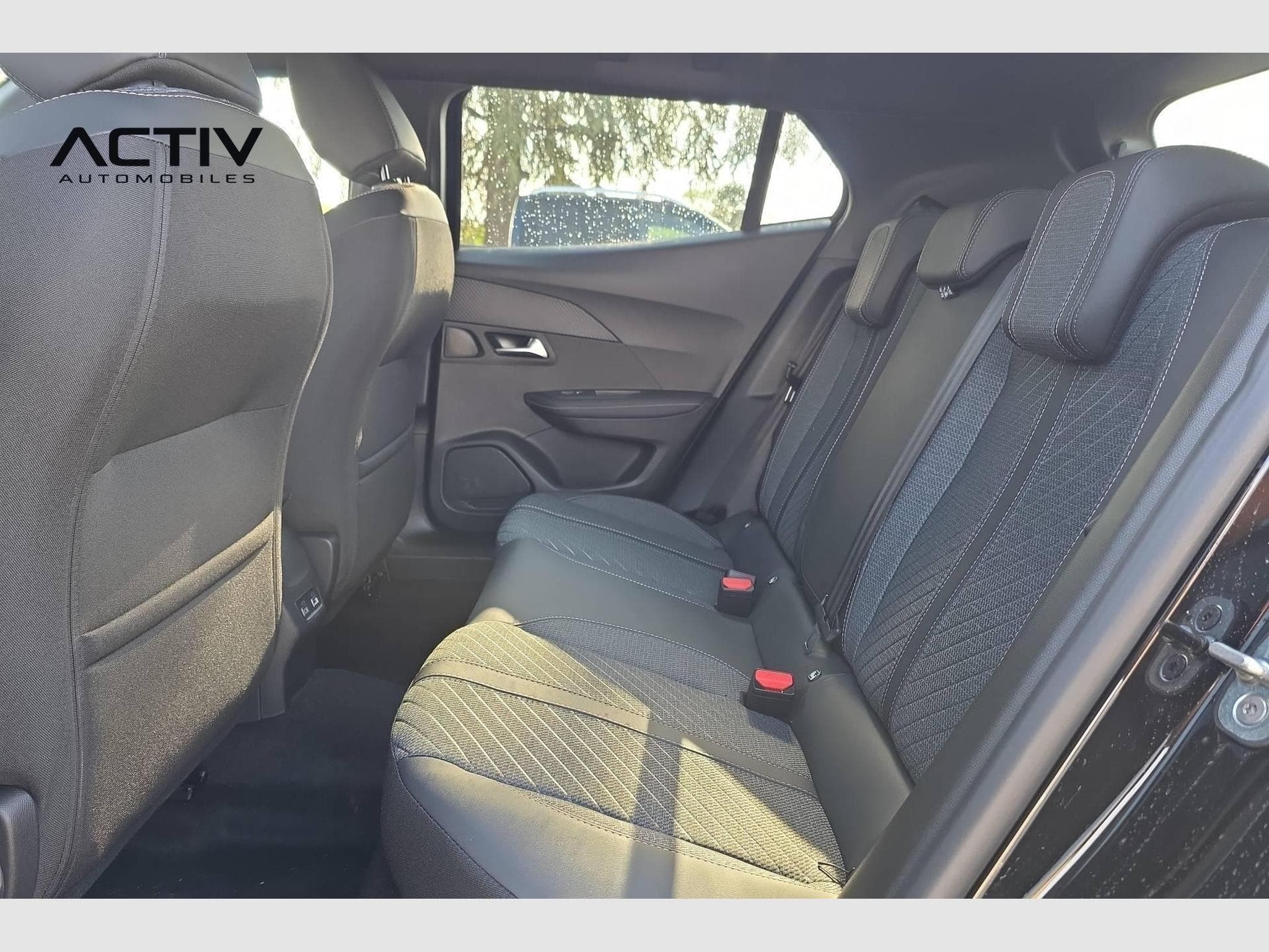Peugeot 2008 Hybrid 145 e-DCS6 Allure (2026) - Photo 21