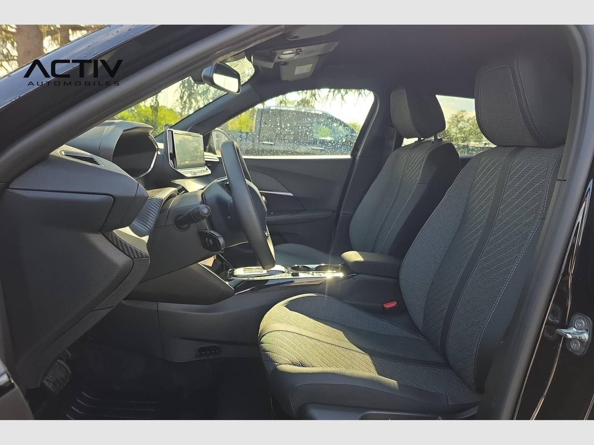 Peugeot 2008 Hybrid 145 e-DCS6 Allure (2026) - Photo 22