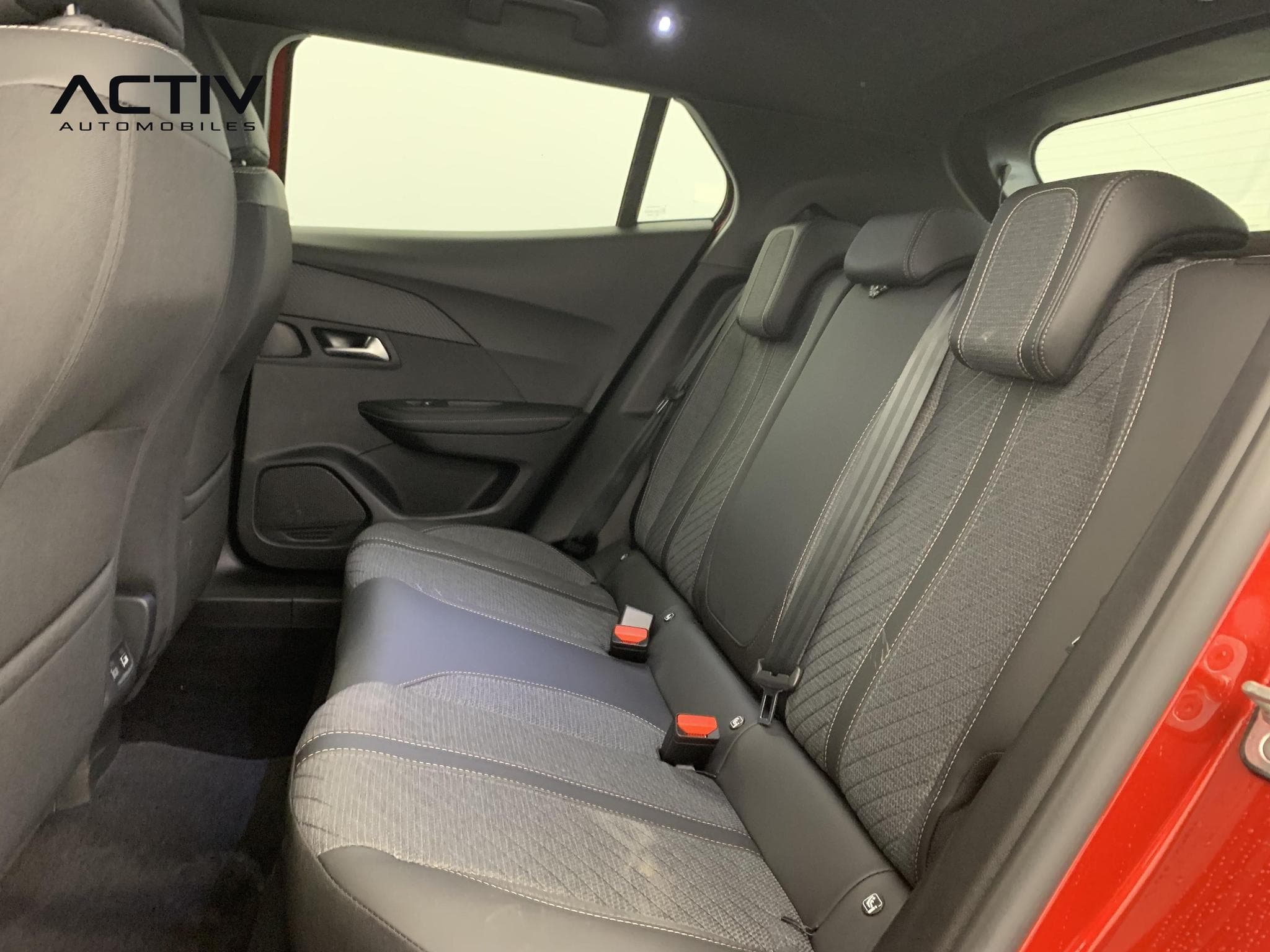 Peugeot 2008 Hybrid 145 e-DCS6 Allure (2026) - Photo 21