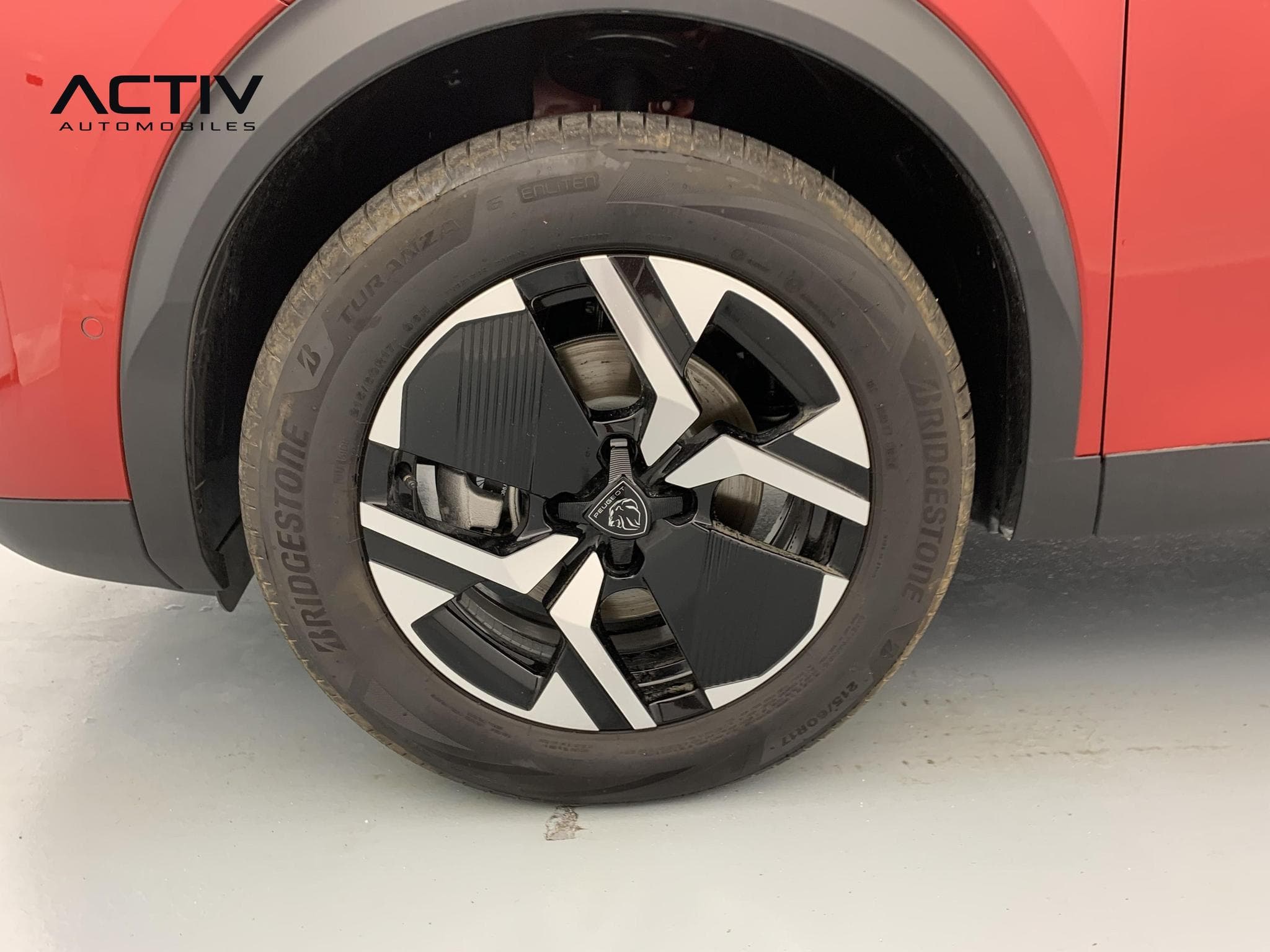 Peugeot 2008 Hybrid 145 e-DCS6 Allure (2026) - Photo 25