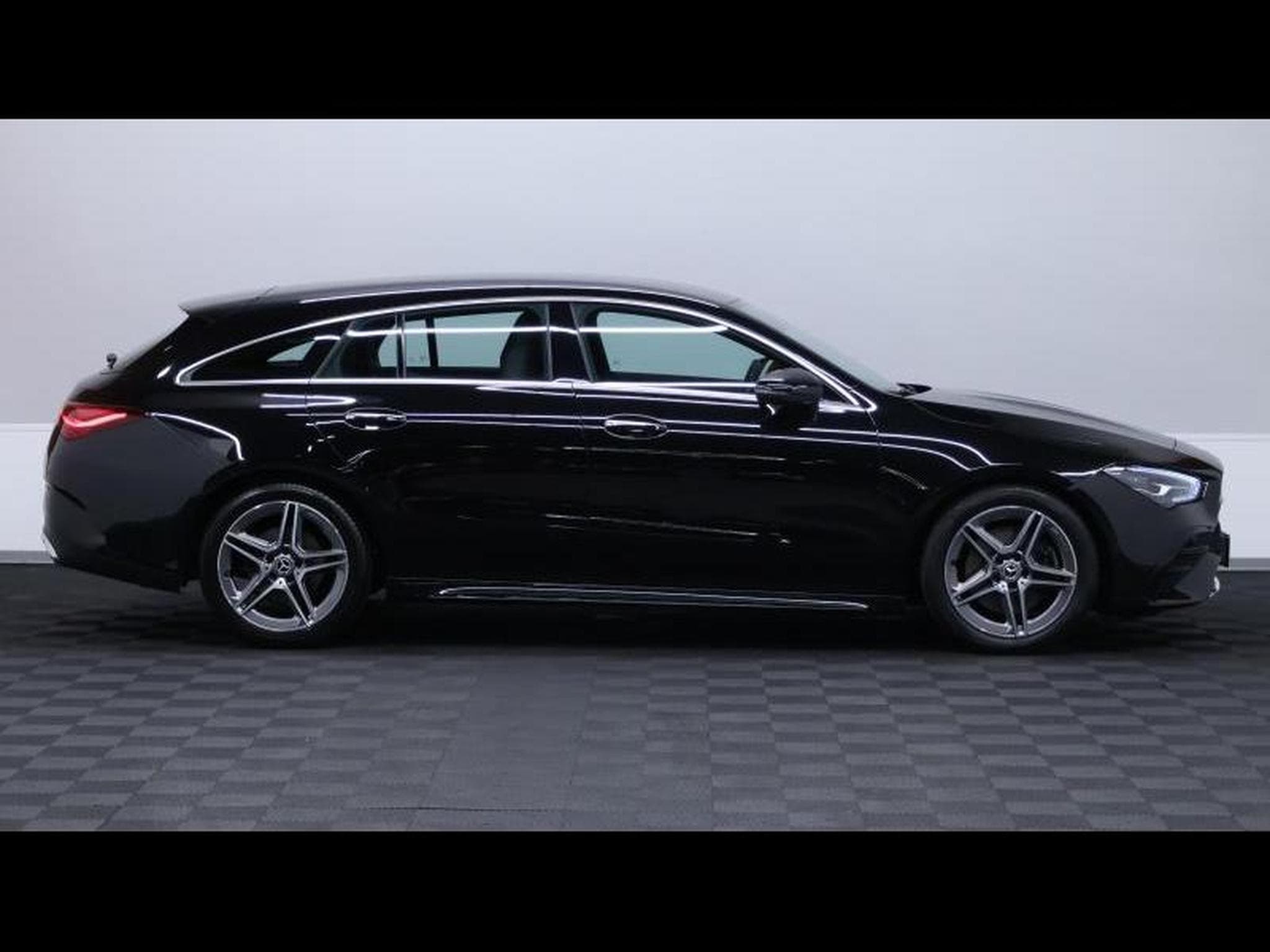 Mercedes CLA 200 d shooting brake AMG Line 8G DCT (2023) - Foto 4