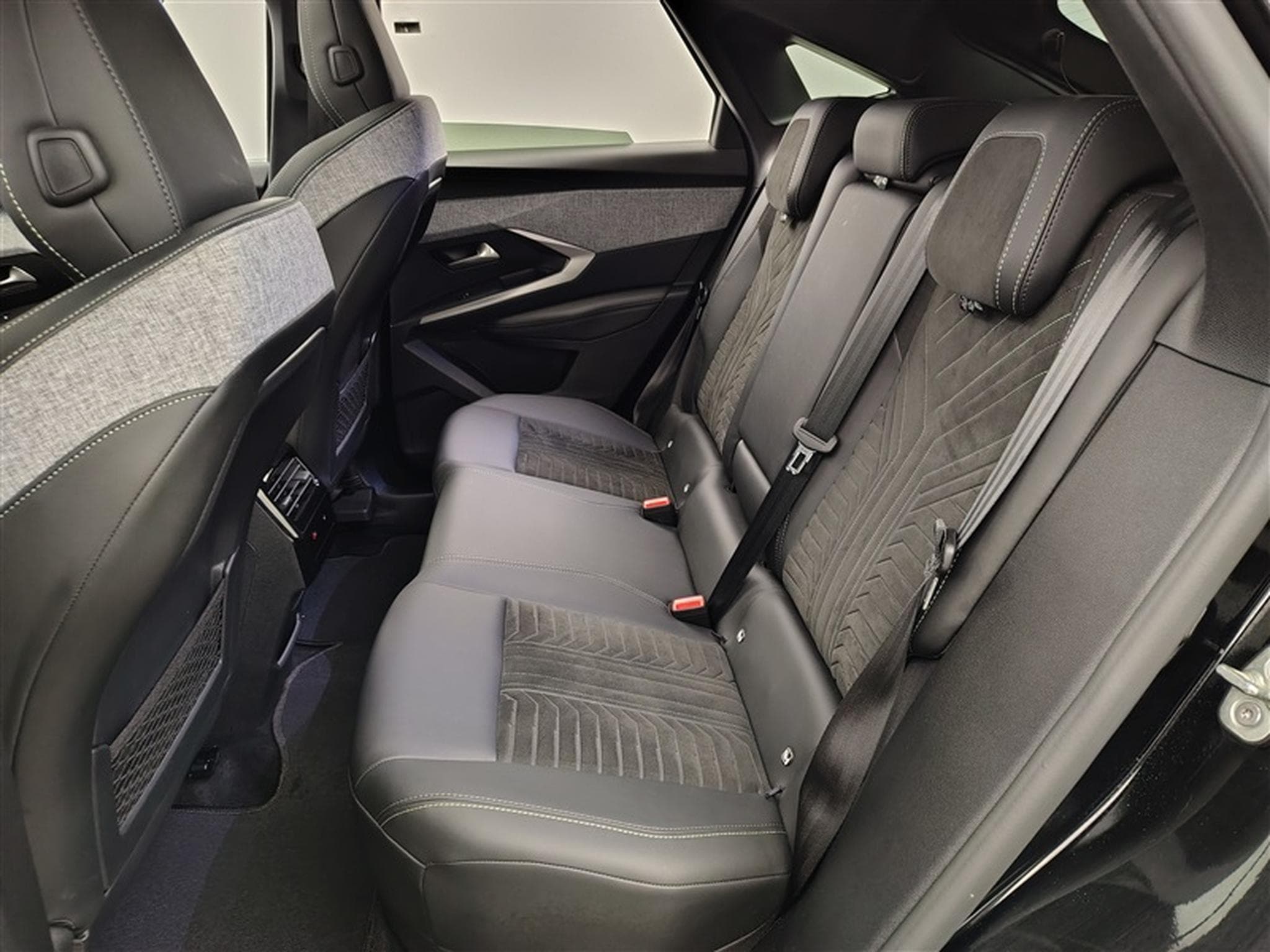 Peugeot 3008 1.2 HYBRID 136cv e-DSC6 GT Toit Pano/Navi/Carplay/JA 19/... (2025) - Photo 13