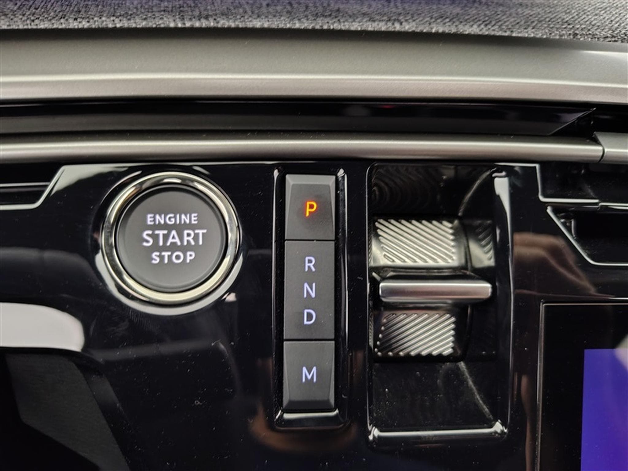 Peugeot 3008 1.2 HYBRID 136cv e-DSC6 GT Toit Pano/Navi/Carplay/JA 19/... (2025) - Photo 12