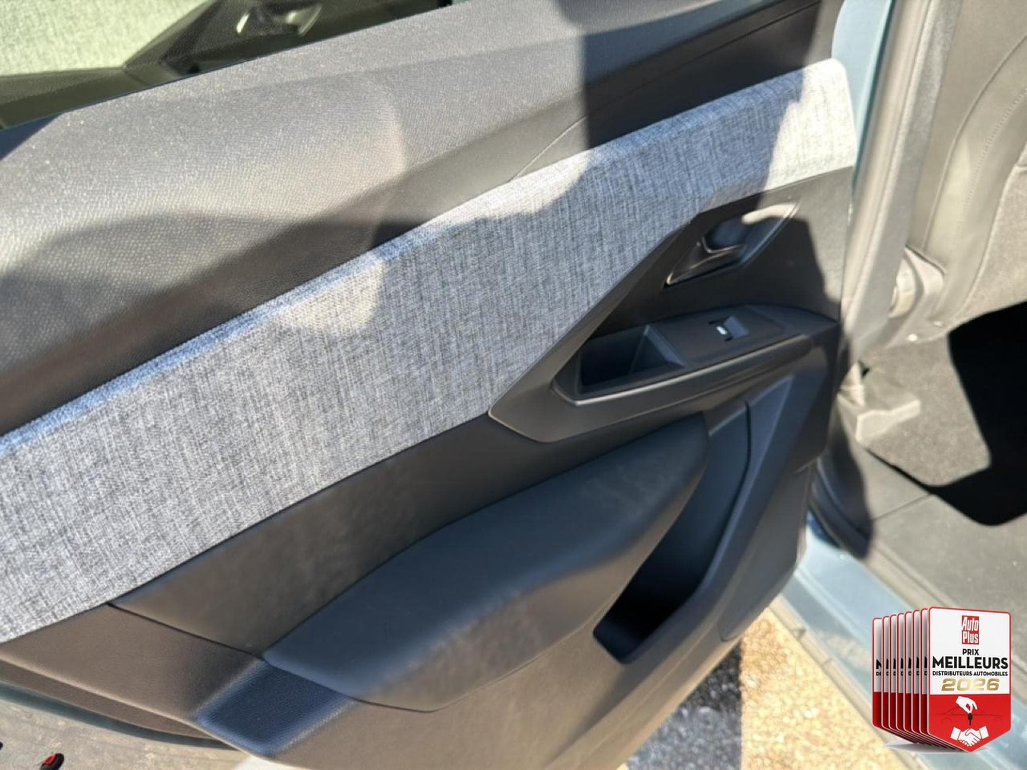 Peugeot 3008 1.2 HYBRID 145 ALLURE E-DCS6 (2025) - Photo 17