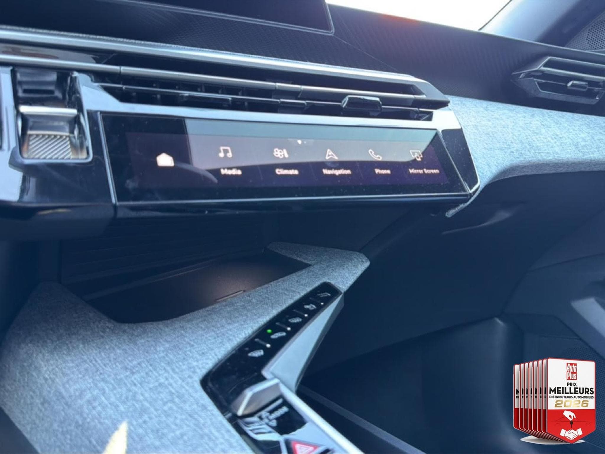 Peugeot 3008 1.2 HYBRID 145 ALLURE E-DCS6 (2025) - Photo 23