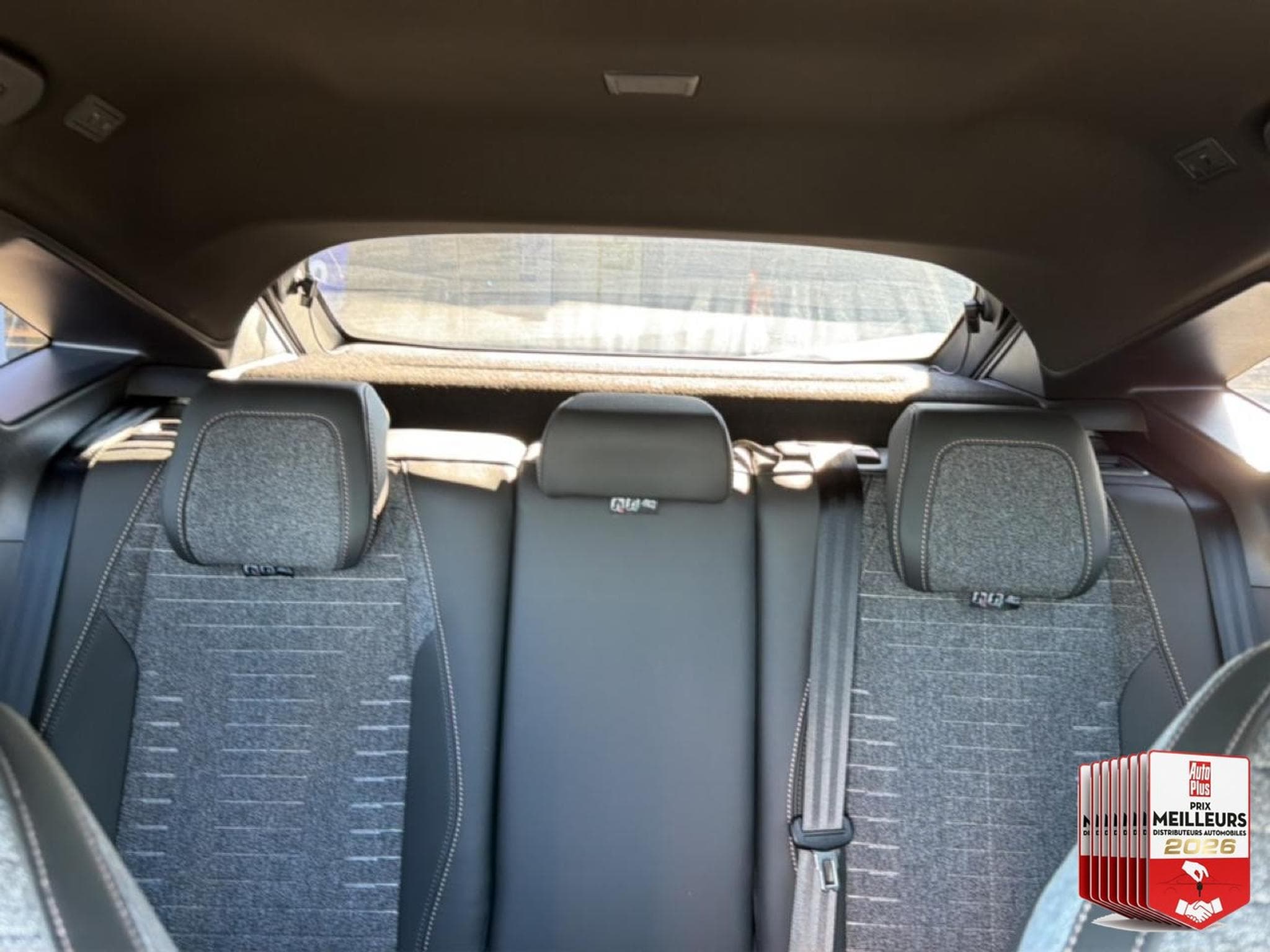 Peugeot 3008 1.2 HYBRID 145 ALLURE E-DCS6 (2025) - Photo 25