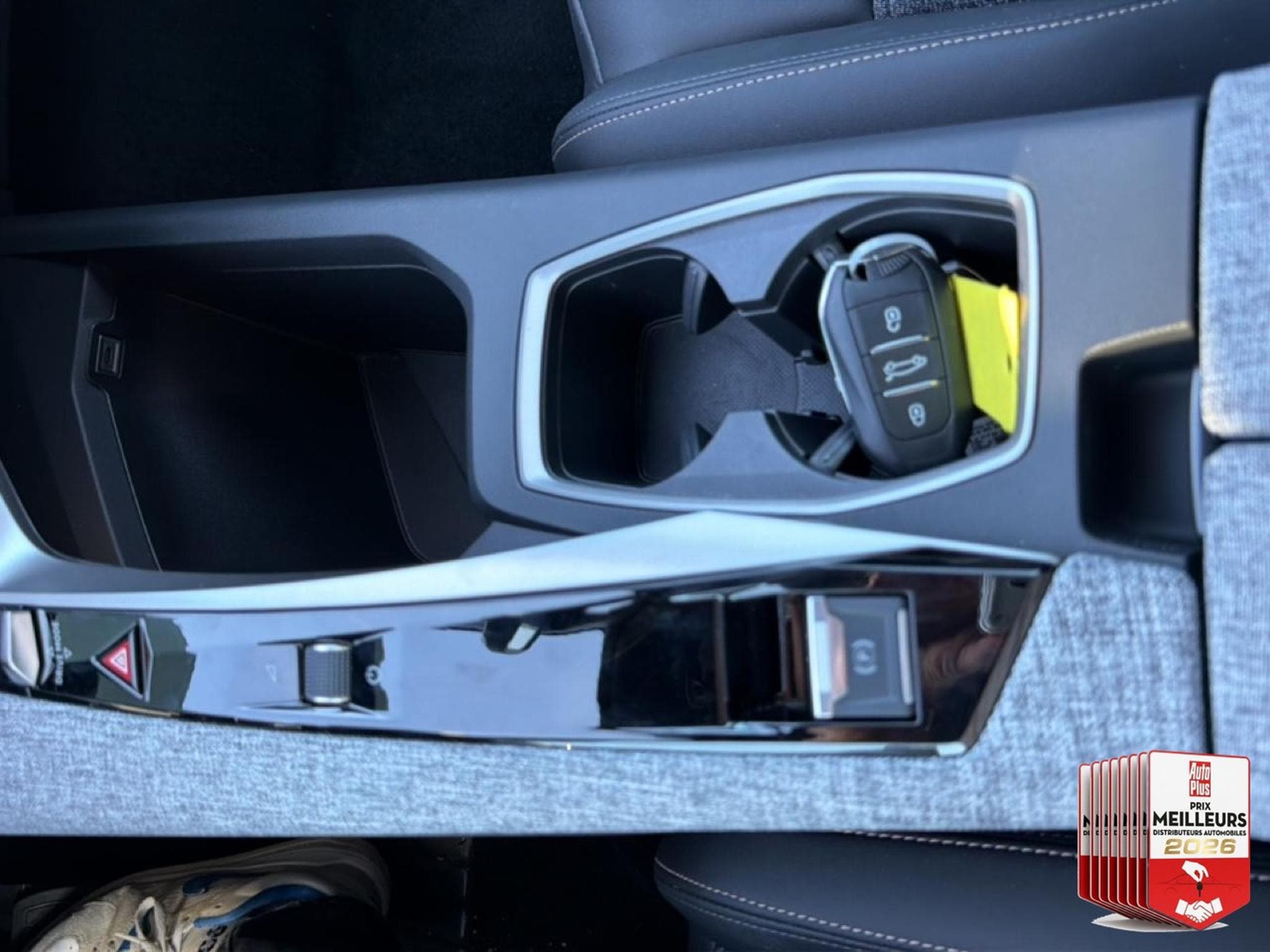 Peugeot 3008 1.2 HYBRID 145 ALLURE E-DCS6 (2025) - Photo 28