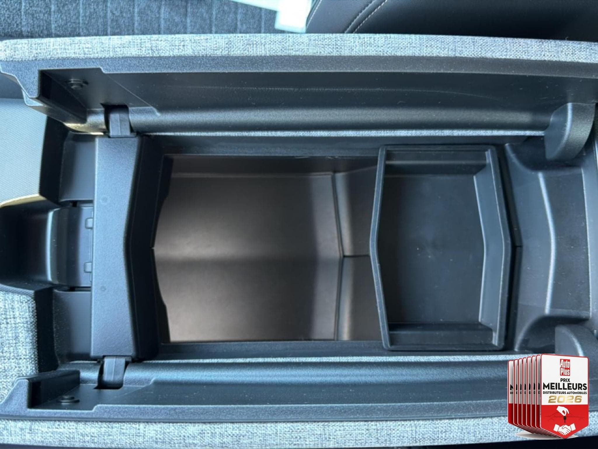 Peugeot 3008 1.2 HYBRID 145 ALLURE E-DCS6 (2025) - Photo 31