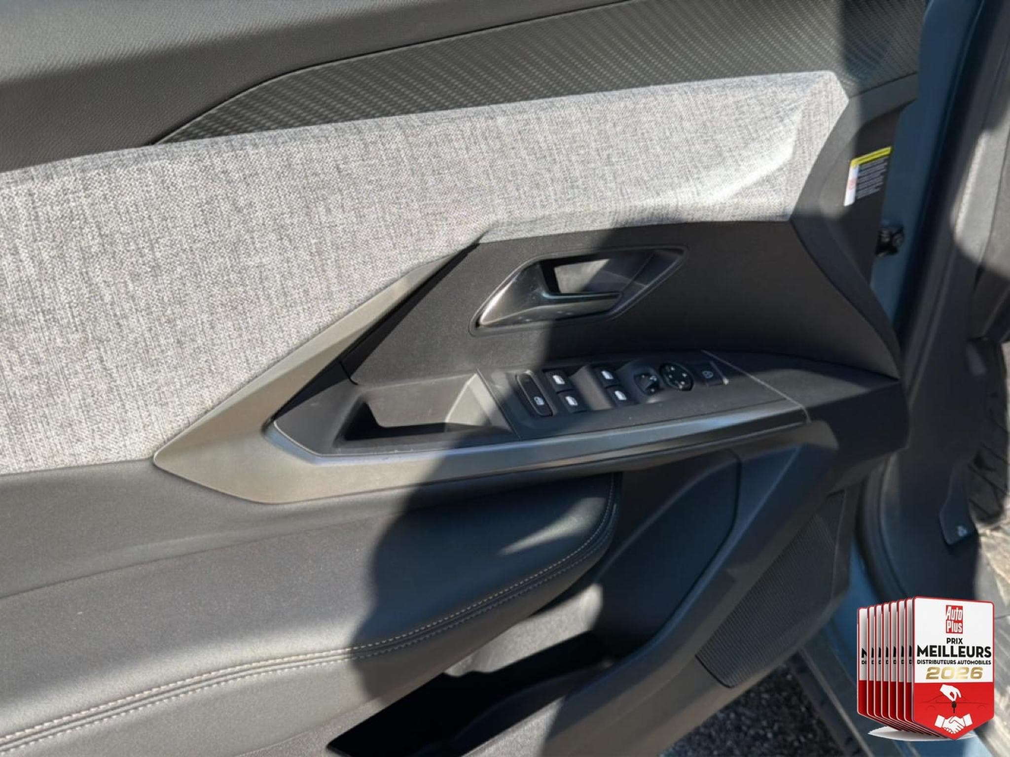 Peugeot 3008 1.2 HYBRID 145 ALLURE E-DCS6 (2025) - Photo 14