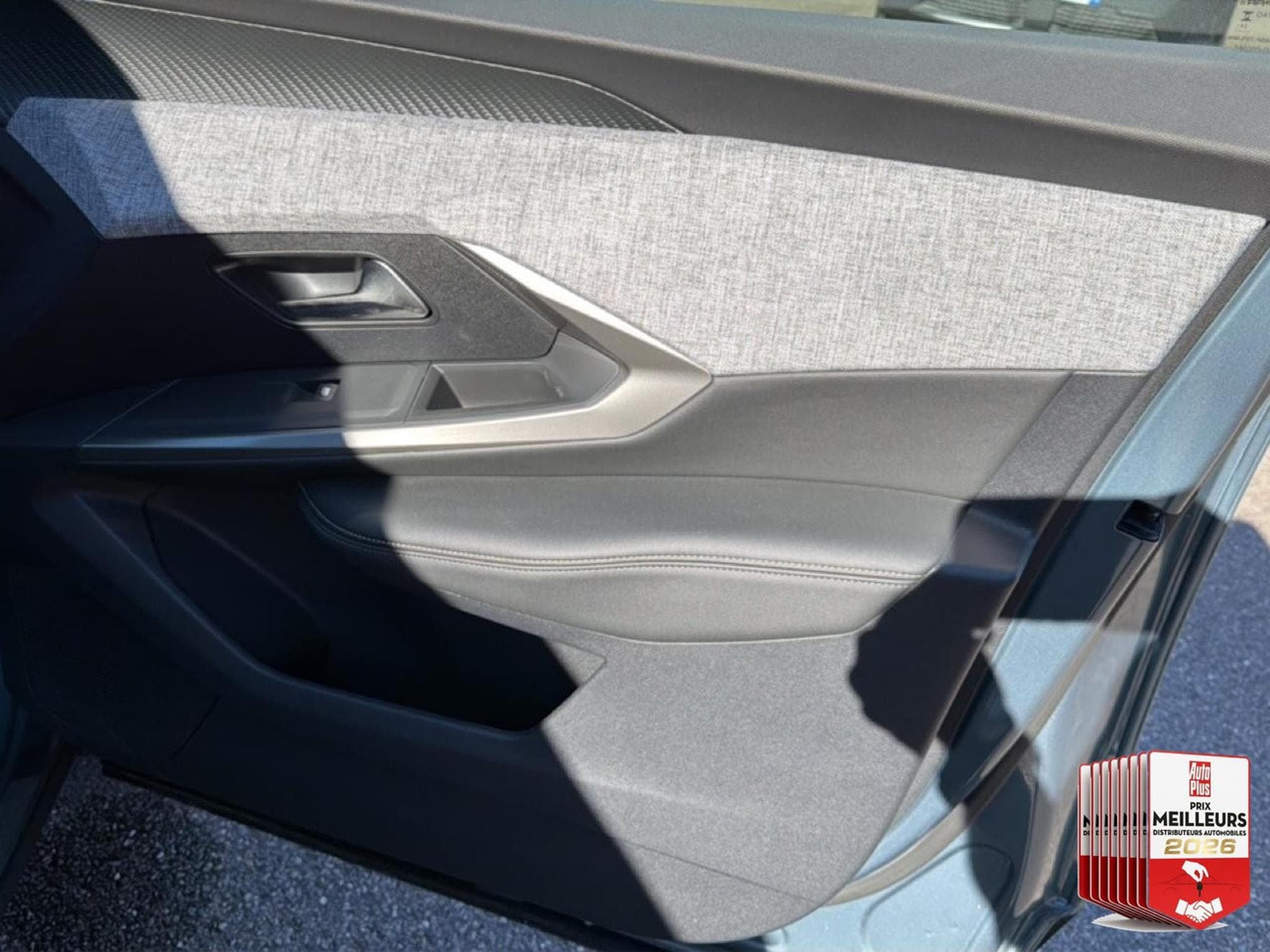 Peugeot 3008 1.2 HYBRID 145 ALLURE E-DCS6 (2025) - Photo 18