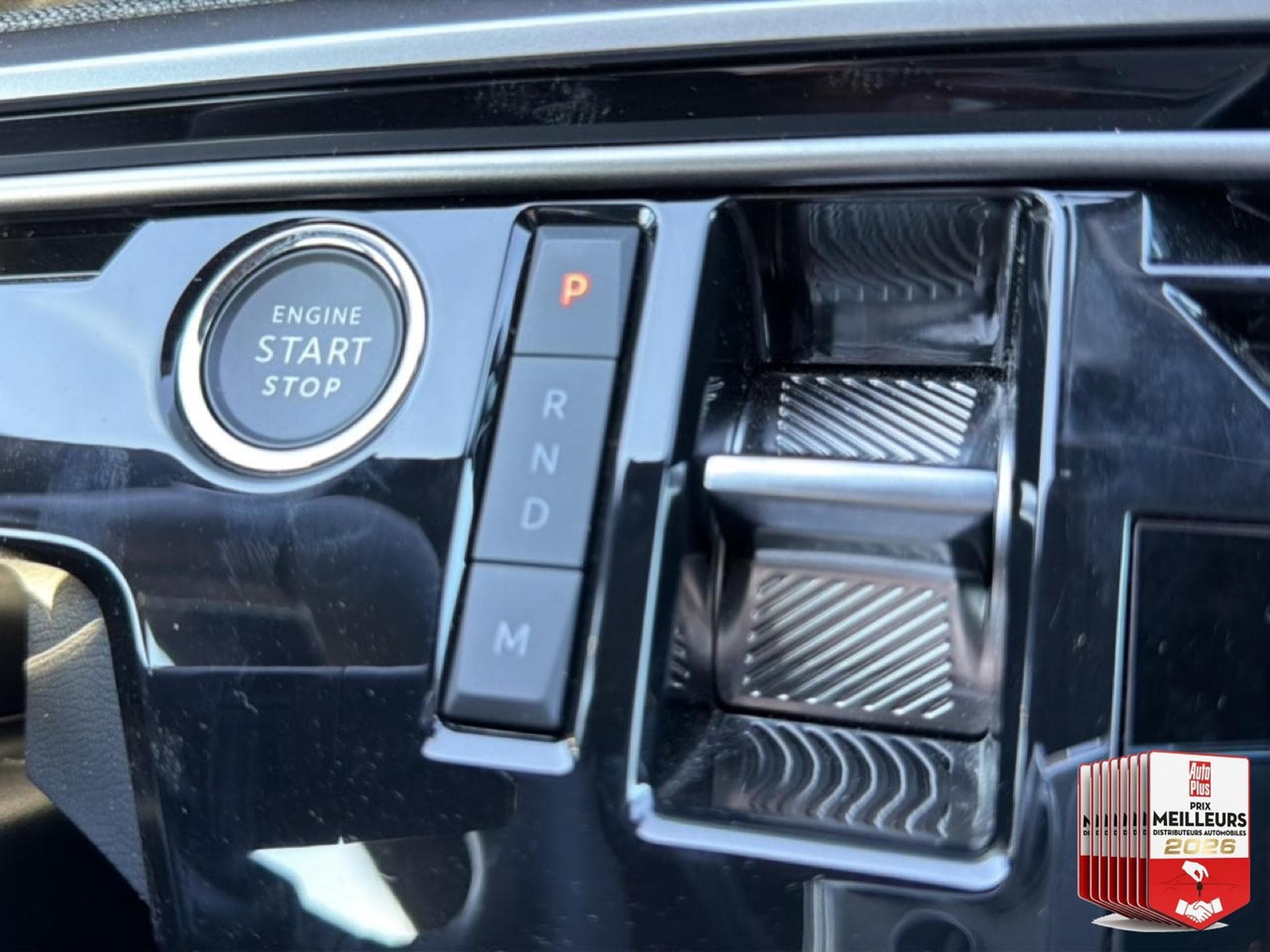 Peugeot 3008 1.2 HYBRID 145 ALLURE E-DCS6 (2025) - Photo 26