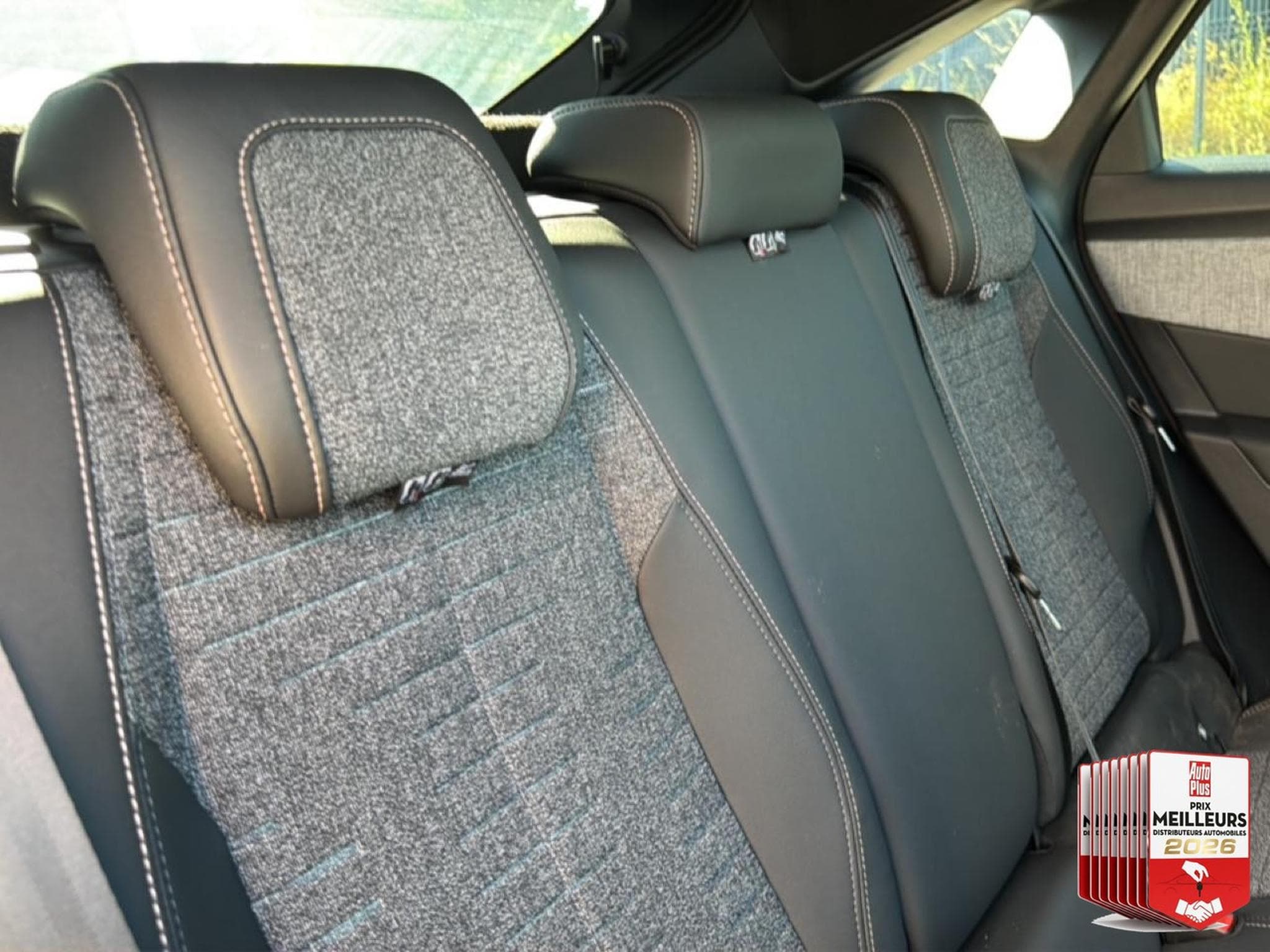 Peugeot 3008 1.2 HYBRID 145 ALLURE E-DCS6 (2025) - Photo 32