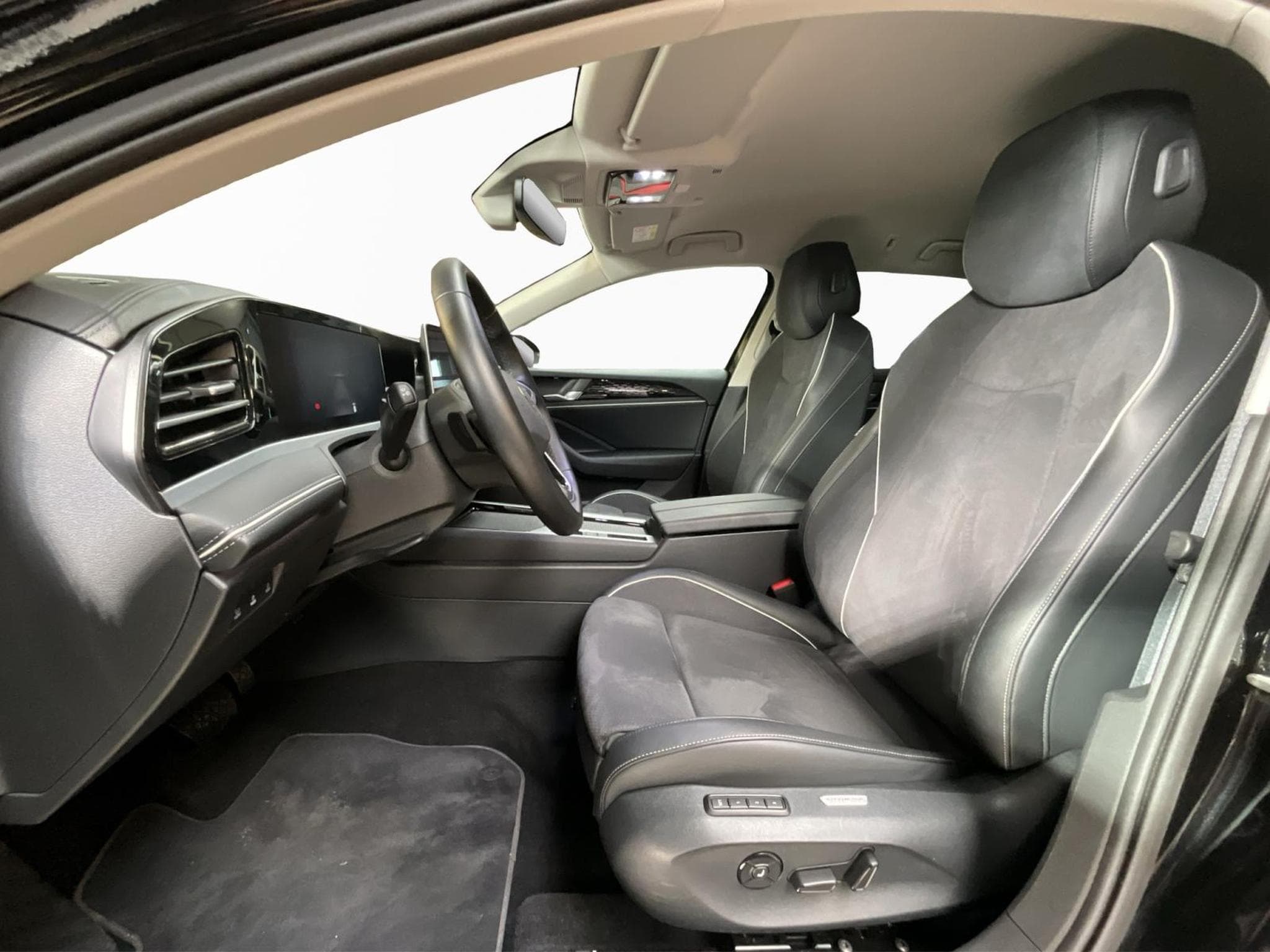 VW Passat Elegance+DSG+P.Acoustique+AHK+P.Technologie+Led+Navi (2025) - Foto 9