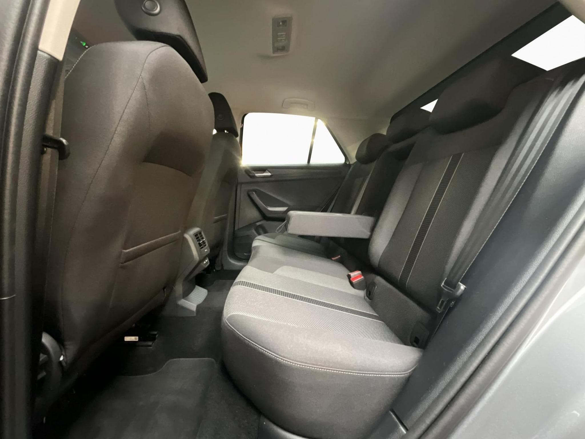 VW T-Roc Life+DSG+Led+Navi+P.Start+Keyless+Rear-View (2024) - Foto 15