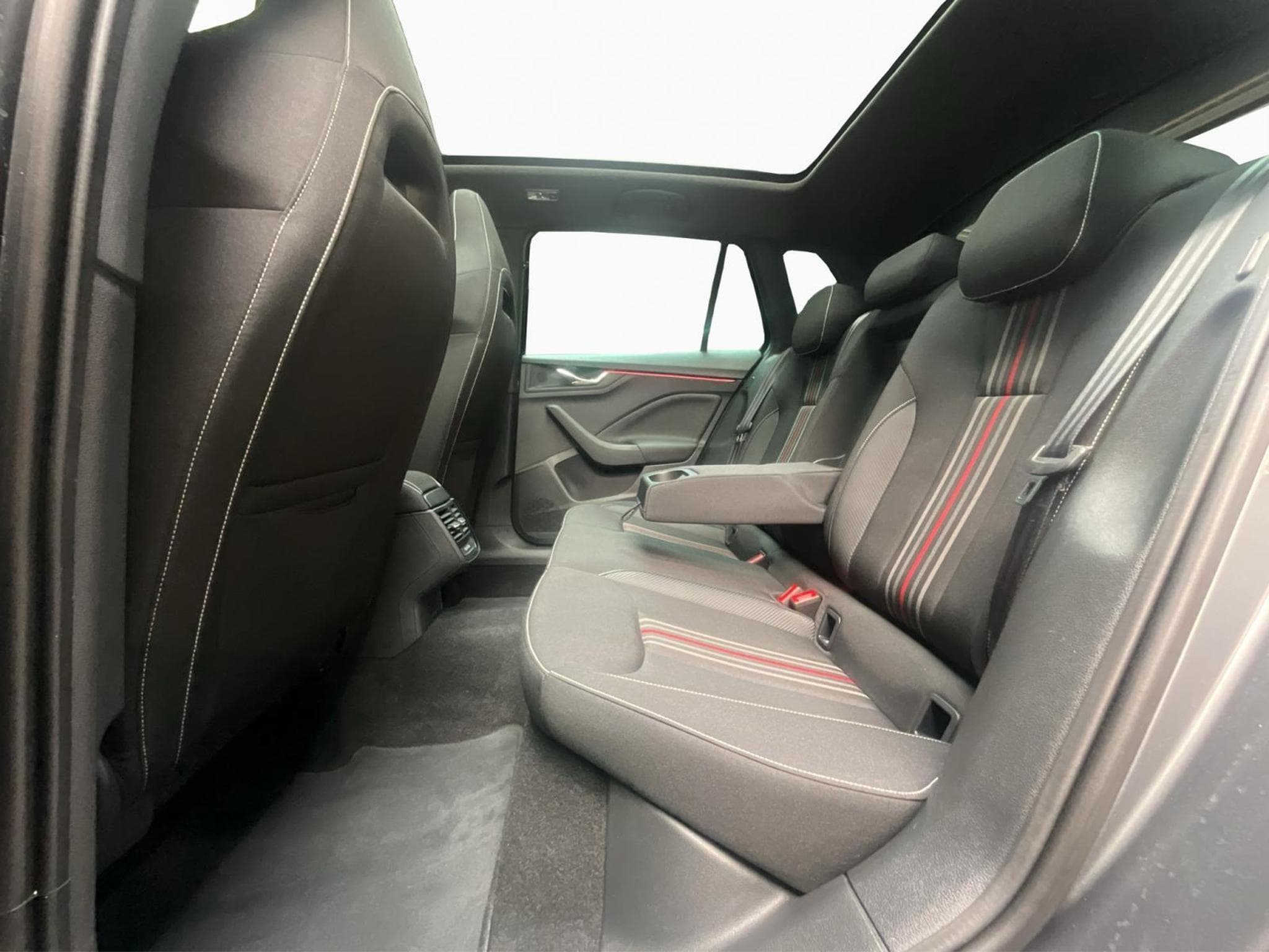 Skoda Kamiq Monte-Carlo+DSG+LED+NAVI+DAB (2025) - Foto 16