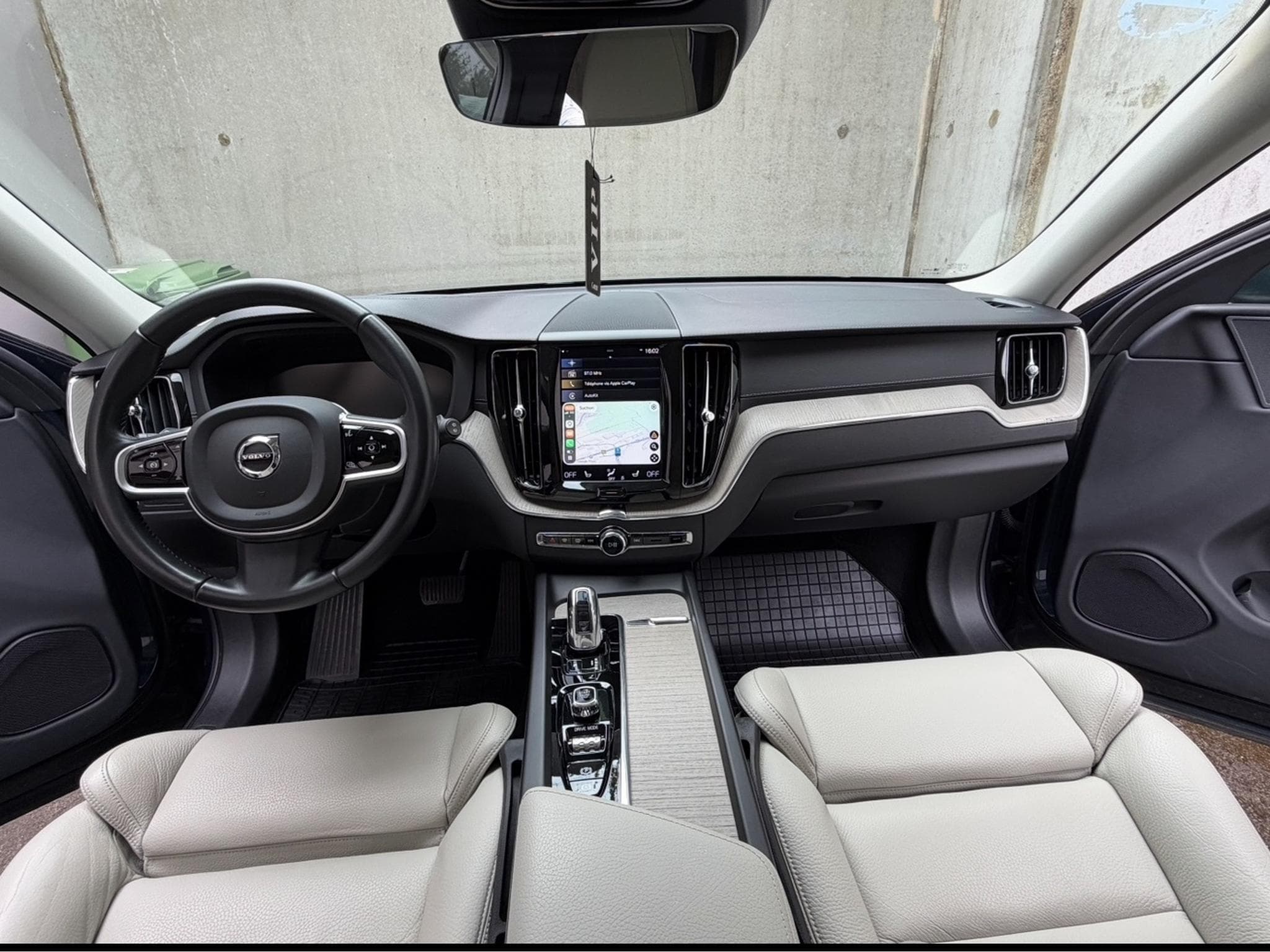 Volvo XC60 T8 Inscription Twin Engine 407ch (2018) - Photo 2