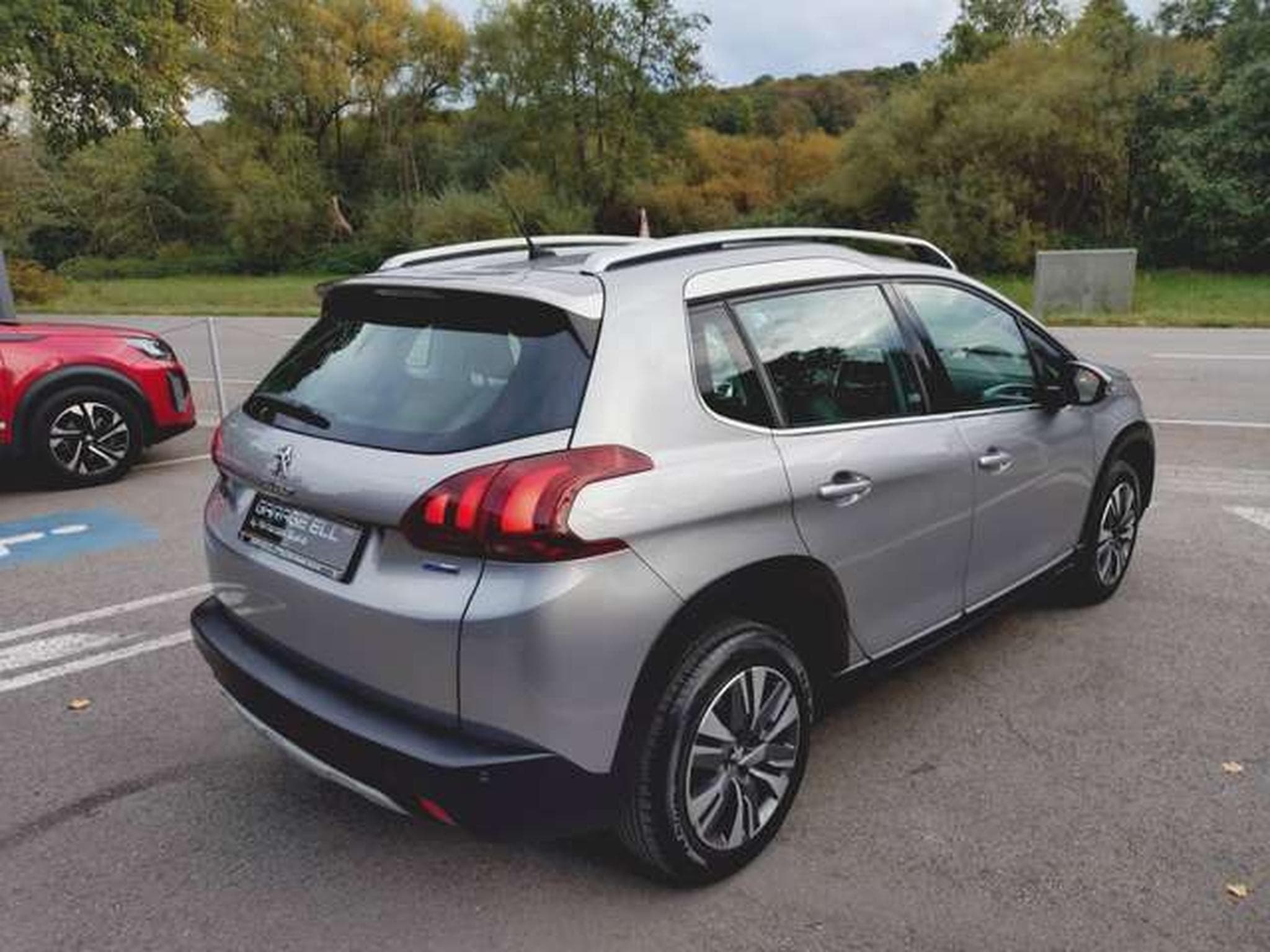 Peugeot 2008 Allure (NOUVEAU MOTEUR 90'000KM) (2017) - Photo 4