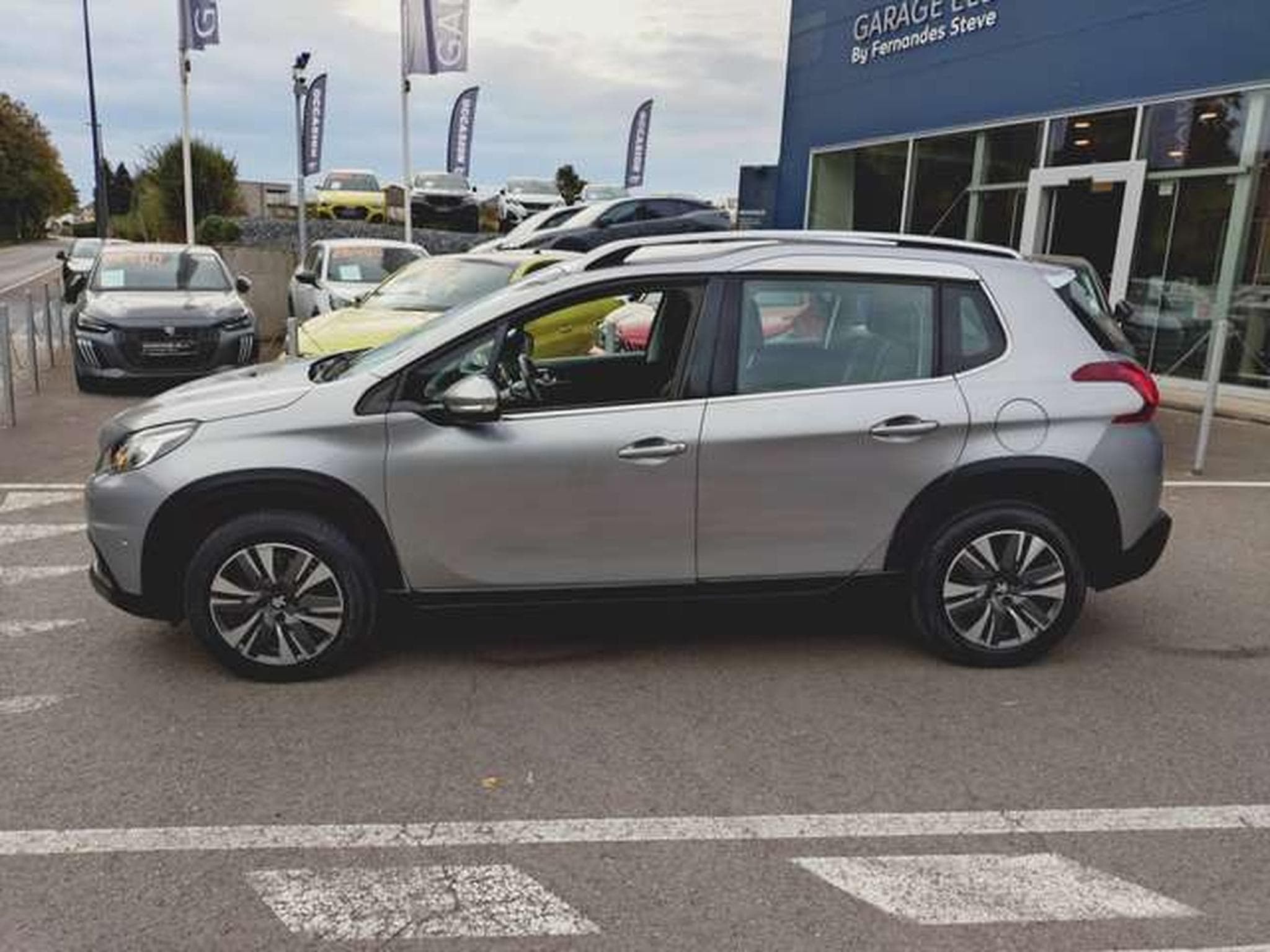 Peugeot 2008 Allure (NOUVEAU MOTEUR 90'000KM) (2017) - Photo 3