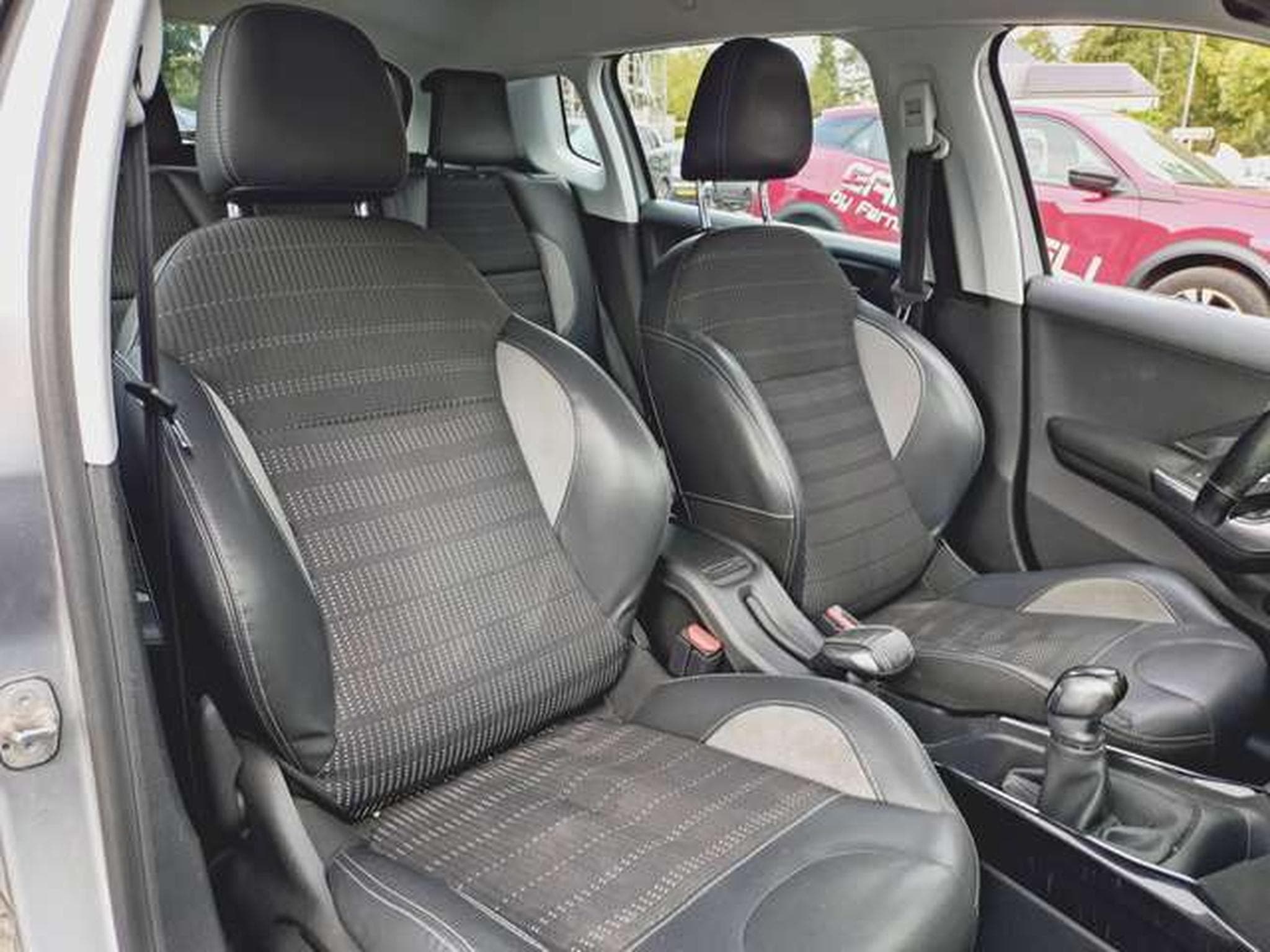 Peugeot 2008 Allure (NOUVEAU MOTEUR 90'000KM) (2017) - Photo 5