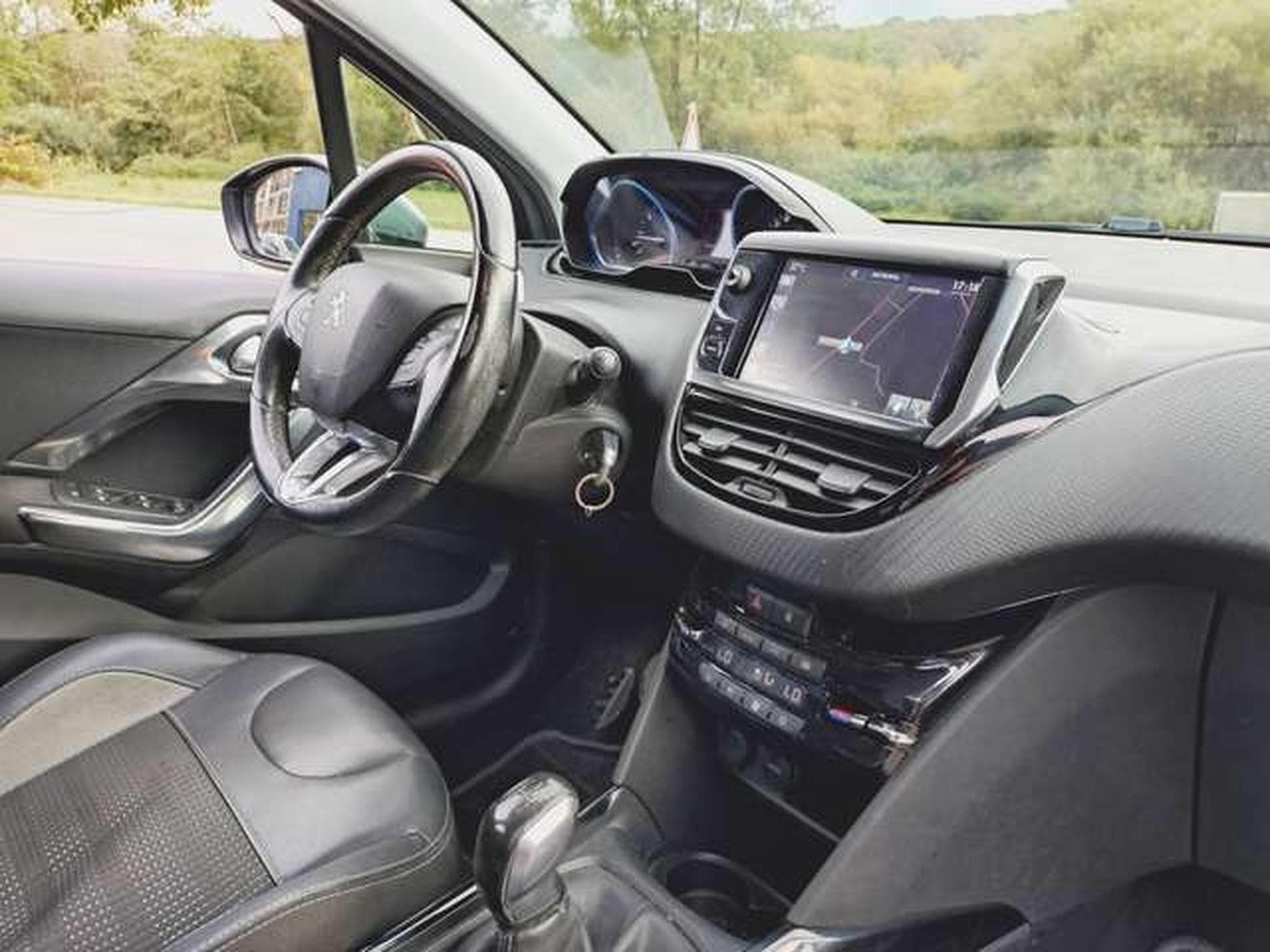 Peugeot 2008 Allure (NOUVEAU MOTEUR 90'000KM) (2017) - Photo 6