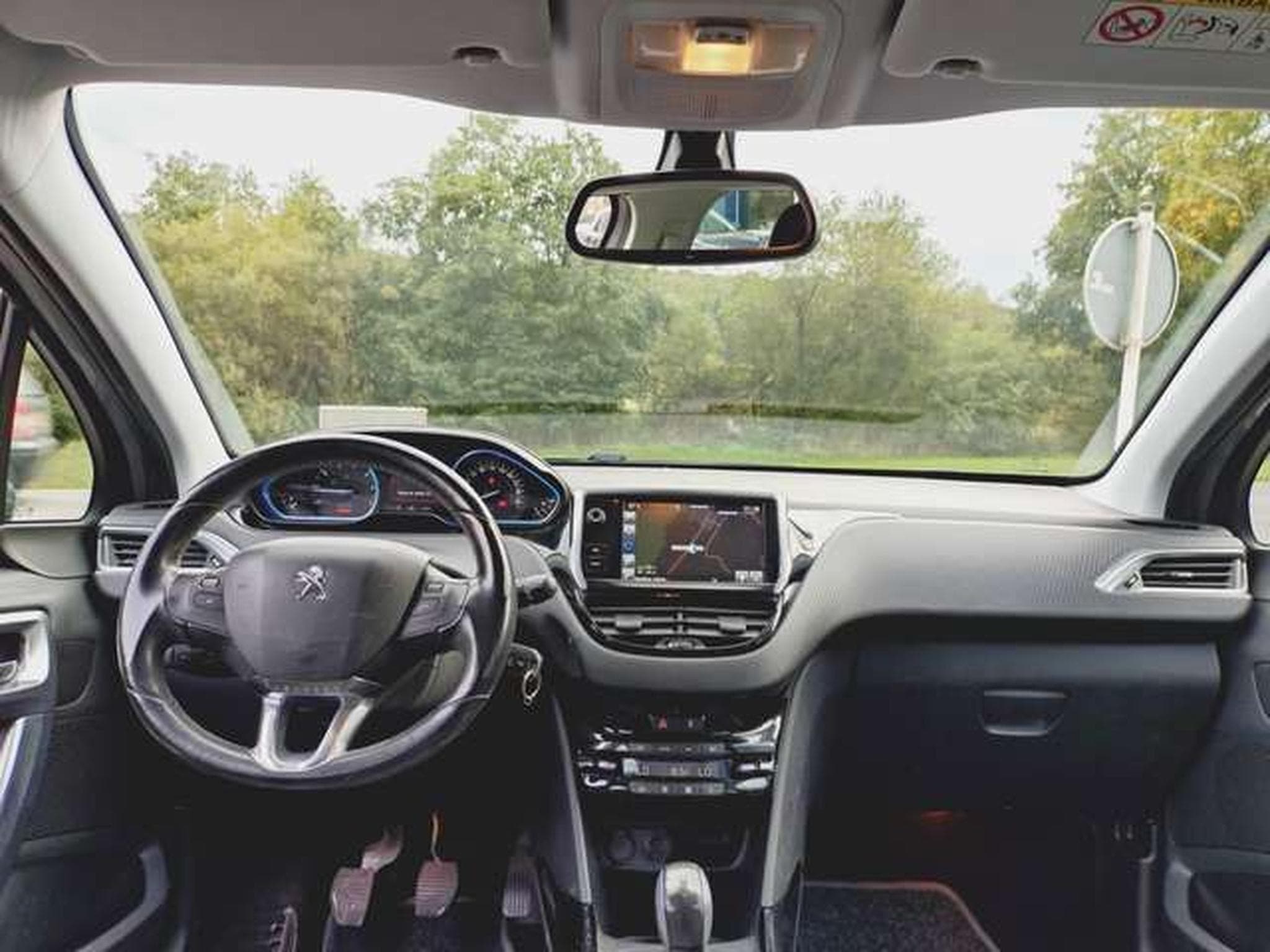 Peugeot 2008 Allure (NOUVEAU MOTEUR 90'000KM) (2017) - Photo 7