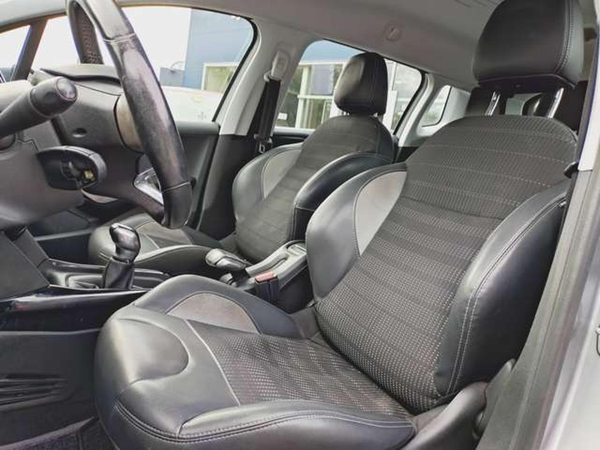 Peugeot 2008 Allure (NOUVEAU MOTEUR 90'000KM) (2017) - Photo 8