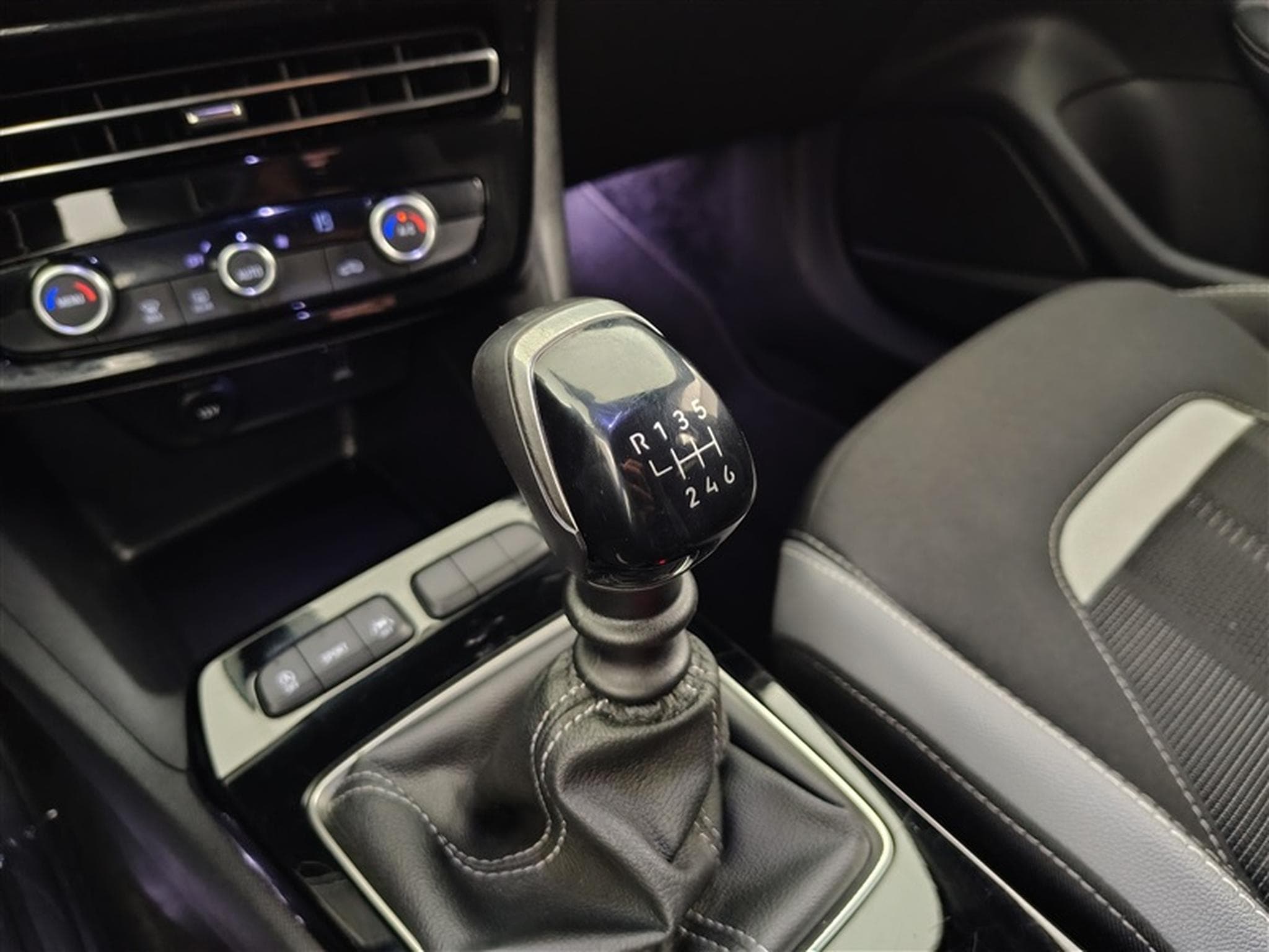Opel Mokka 1.2 Turbo GS Line CARPLAY / FULL LED / CLIM (2024) - Photo 12