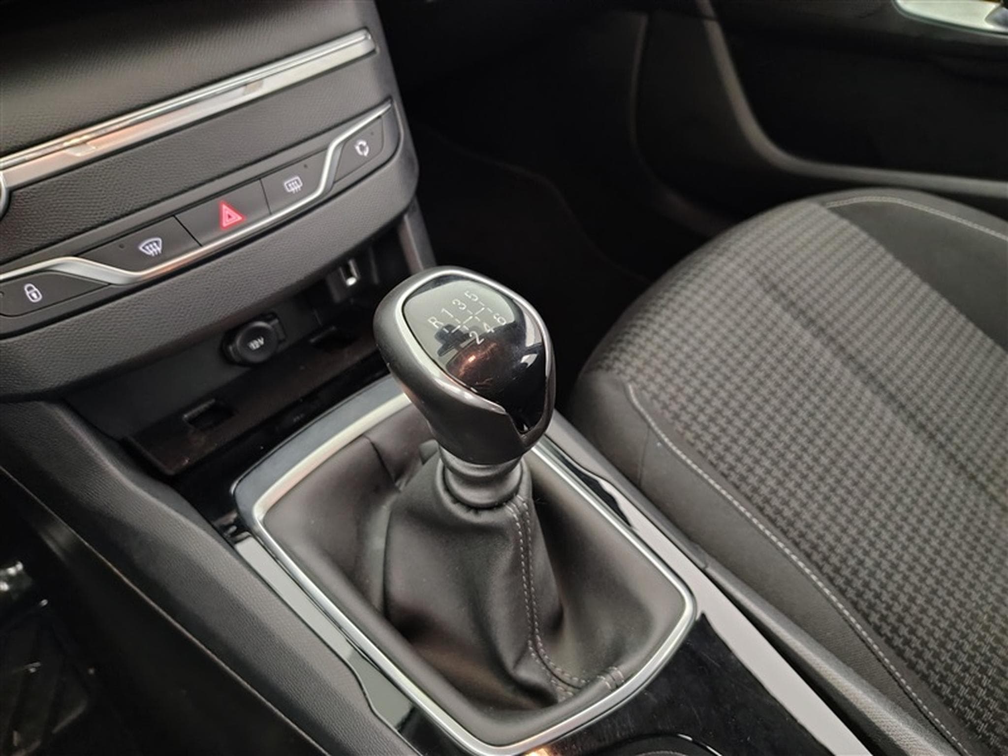 Peugeot 308 SW 1.2 PureTech Business CARPLAY / PDC (2020) - Photo 12