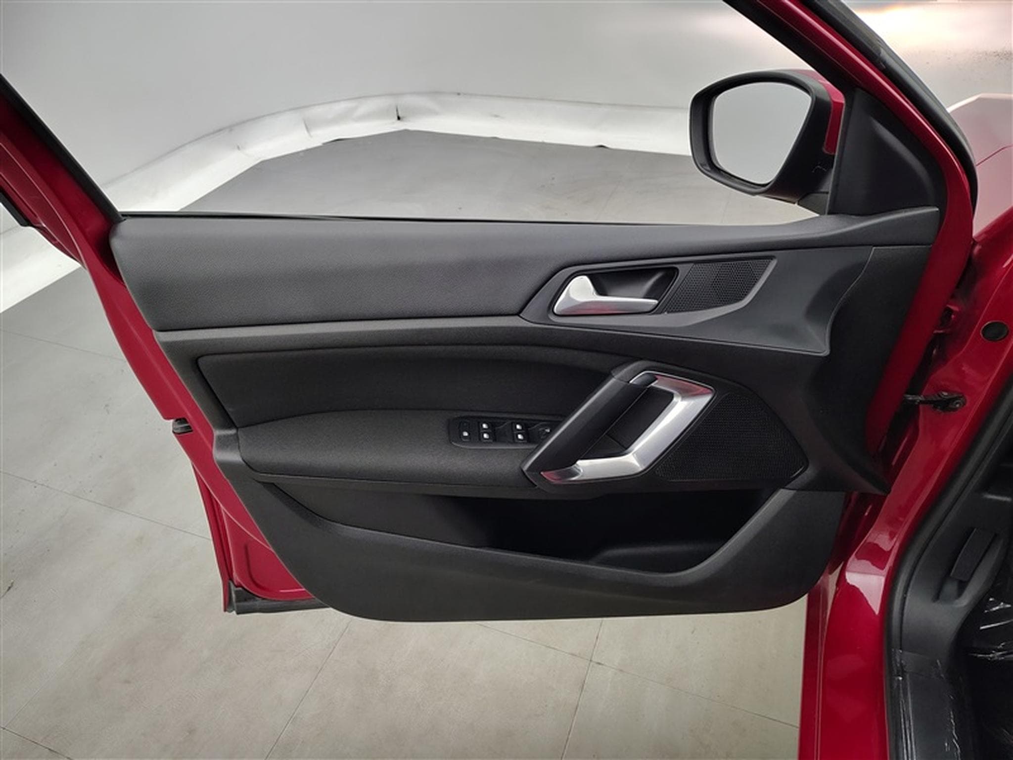Peugeot 308 SW 1.2 PureTech Business CARPLAY / PDC (2020) - Photo 17