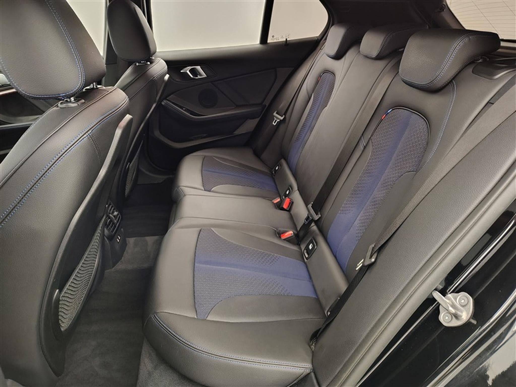 BMW 118 118iA Pack M NAVI / CAMERA / CARPLAY / SHADOW LINE (2022) - Photo 13