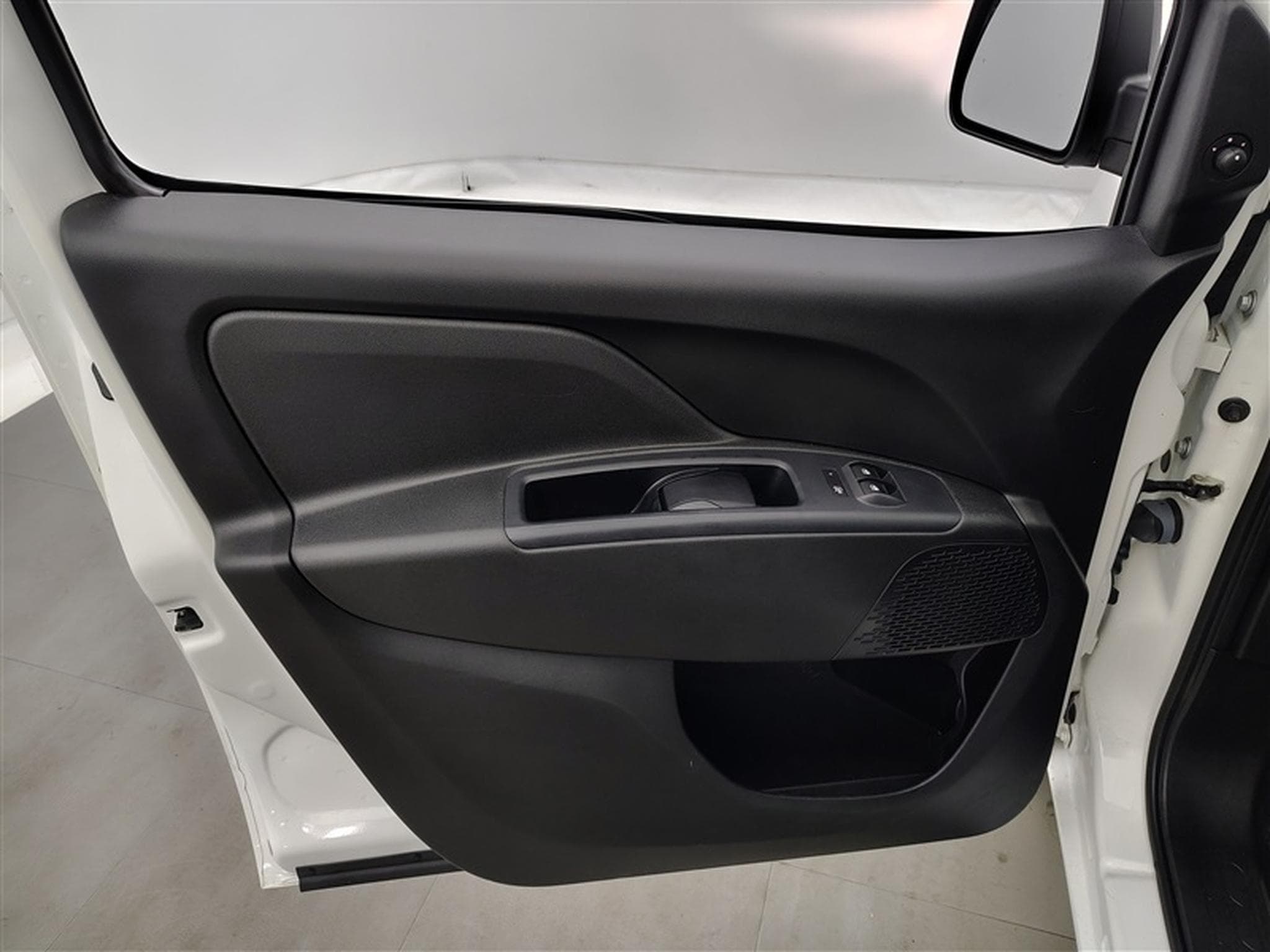 Fiat Doblo 1.6 MJET Cargo CLIM / CARPLAY (2022) - Photo 17