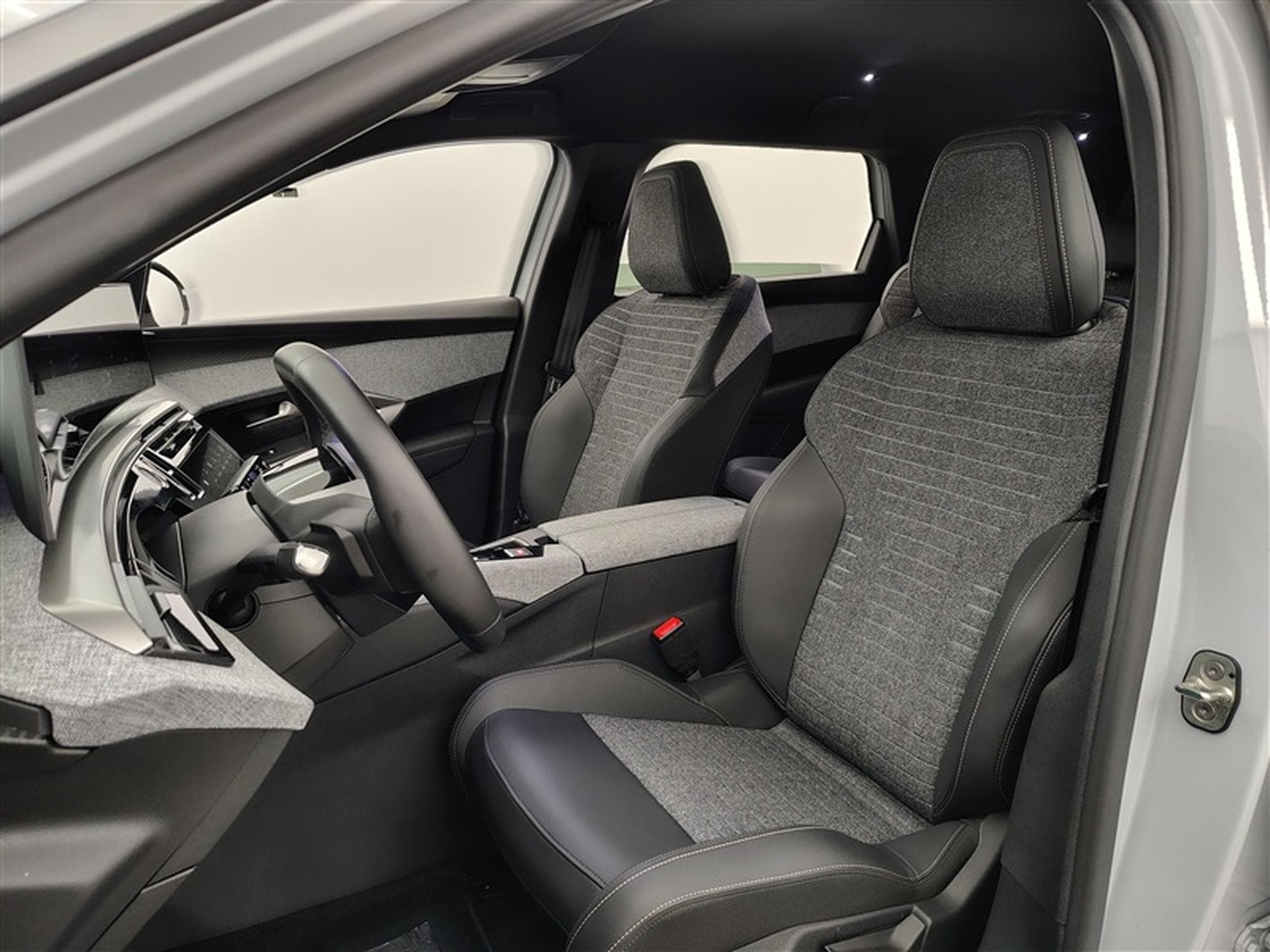 Peugeot 5008 1.2 HYBRID 145cv e-DSC6 Allure 7pl. NAVI / FULL LED / CAMERA (2025) - Photo 7