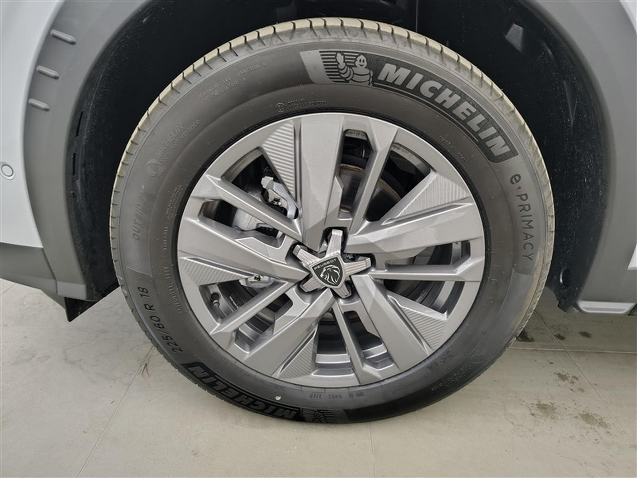 Peugeot 5008 1.2 HYBRID 145cv e-DSC6 Allure 7pl. NAVI / FULL LED / CAMERA (2025) - Photo 6