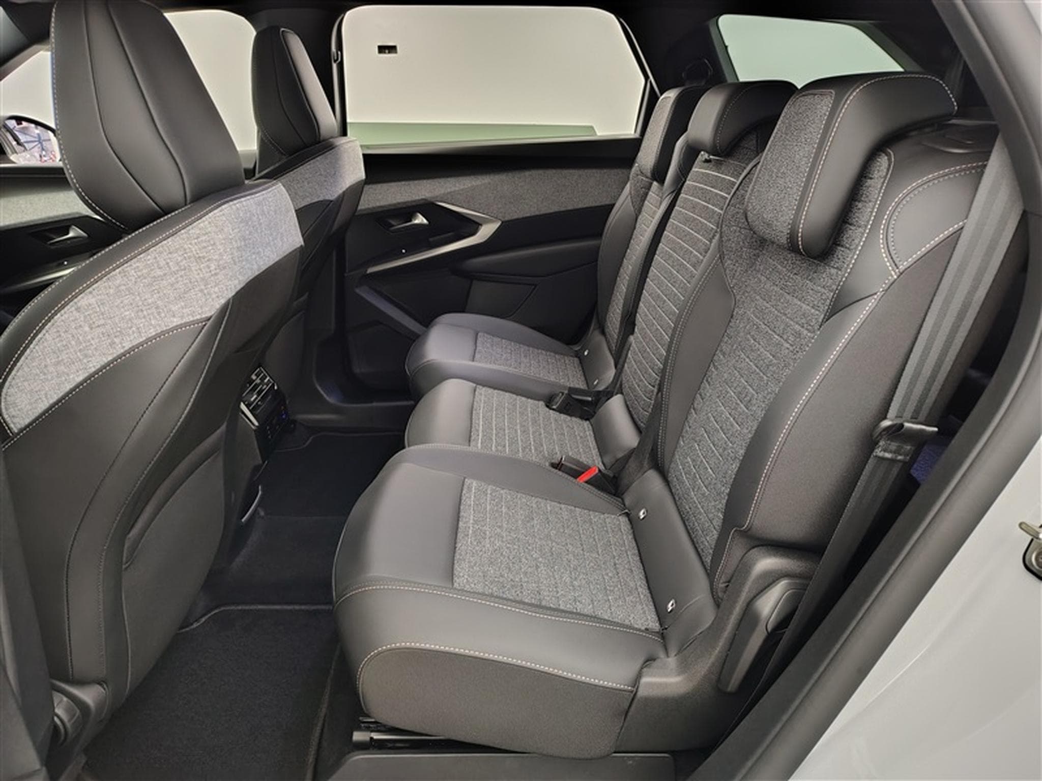 Peugeot 5008 1.2 HYBRID 145cv e-DSC6 Allure 7pl. NAVI / FULL LED / CAMERA (2025) - Photo 13