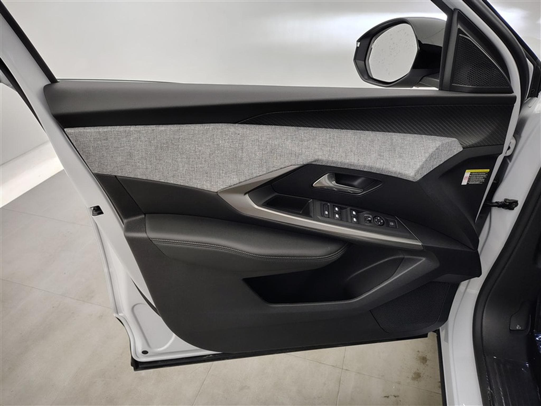 Peugeot 5008 1.2 HYBRID 145cv e-DSC6 Allure 7pl. NAVI / FULL LED / CAMERA (2025) - Photo 17