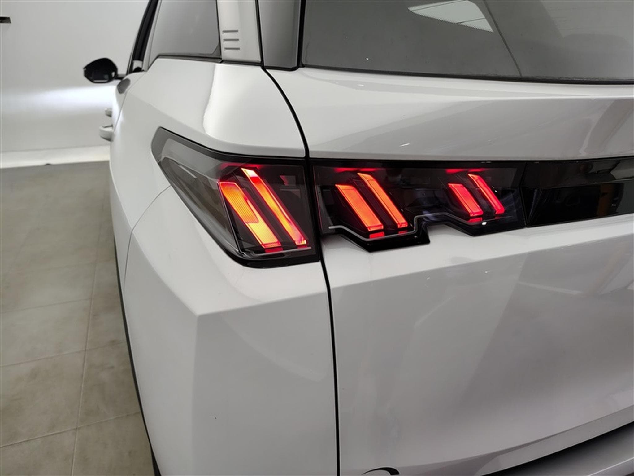 Peugeot 5008 1.2 HYBRID 145cv e-DSC6 Allure 7pl. NAVI / FULL LED / CAMERA (2025) - Photo 16