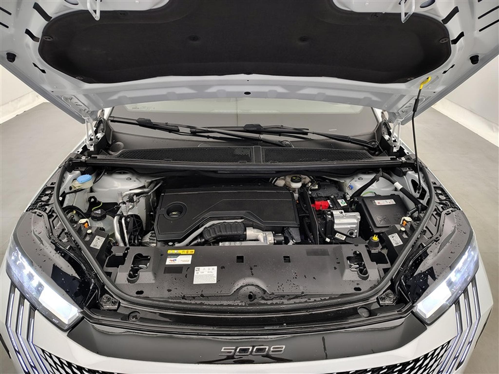 Peugeot 5008 1.2 HYBRID 145cv e-DSC6 Allure 7pl. NAVI / FULL LED / CAMERA (2025) - Photo 19