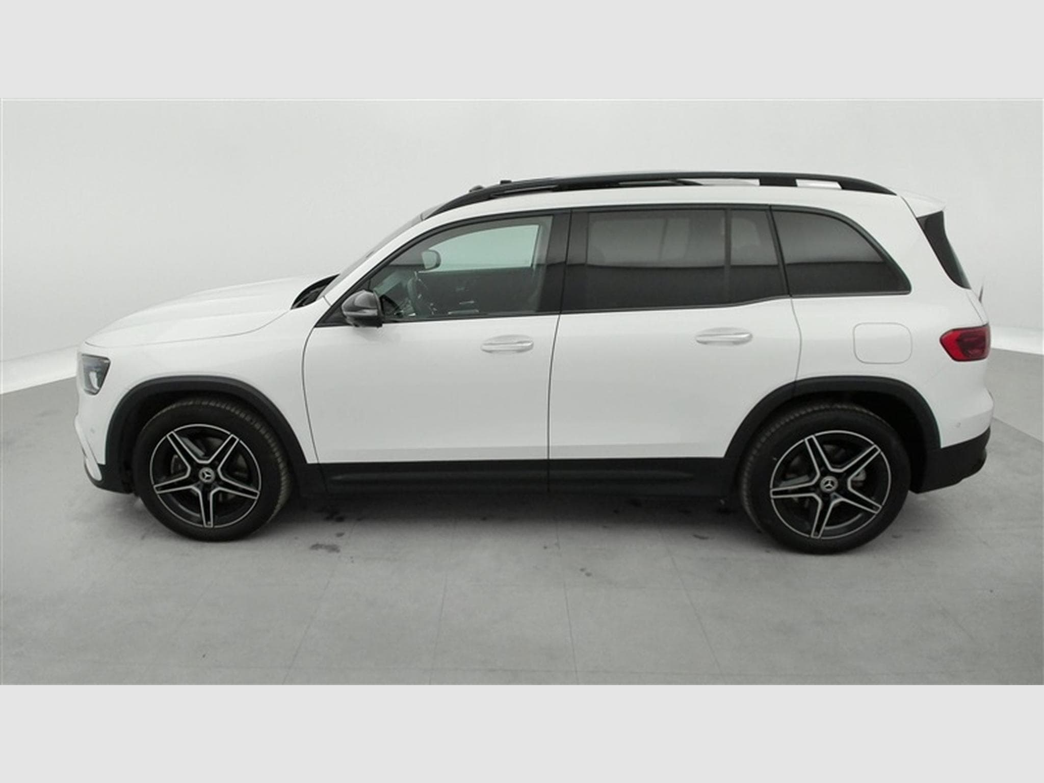 Mercedes GLB 180 180d AMG Line 7pl. NAVI / FULL LED / PANO / CAMERA 360° (2025) - Photo 3