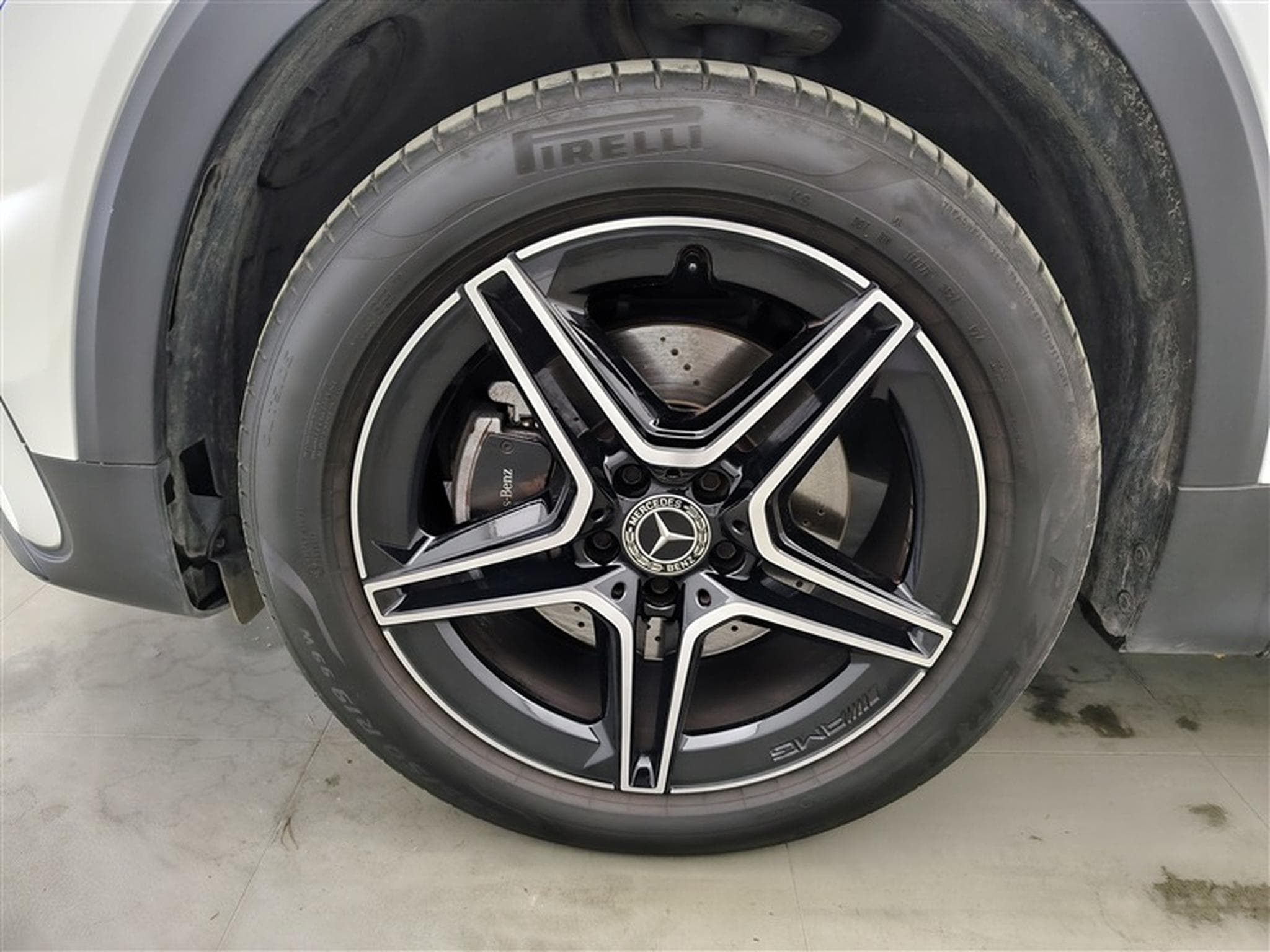 Mercedes GLB 180 180d AMG Line 7pl. NAVI / FULL LED / PANO / CAMERA 360° (2025) - Photo 6