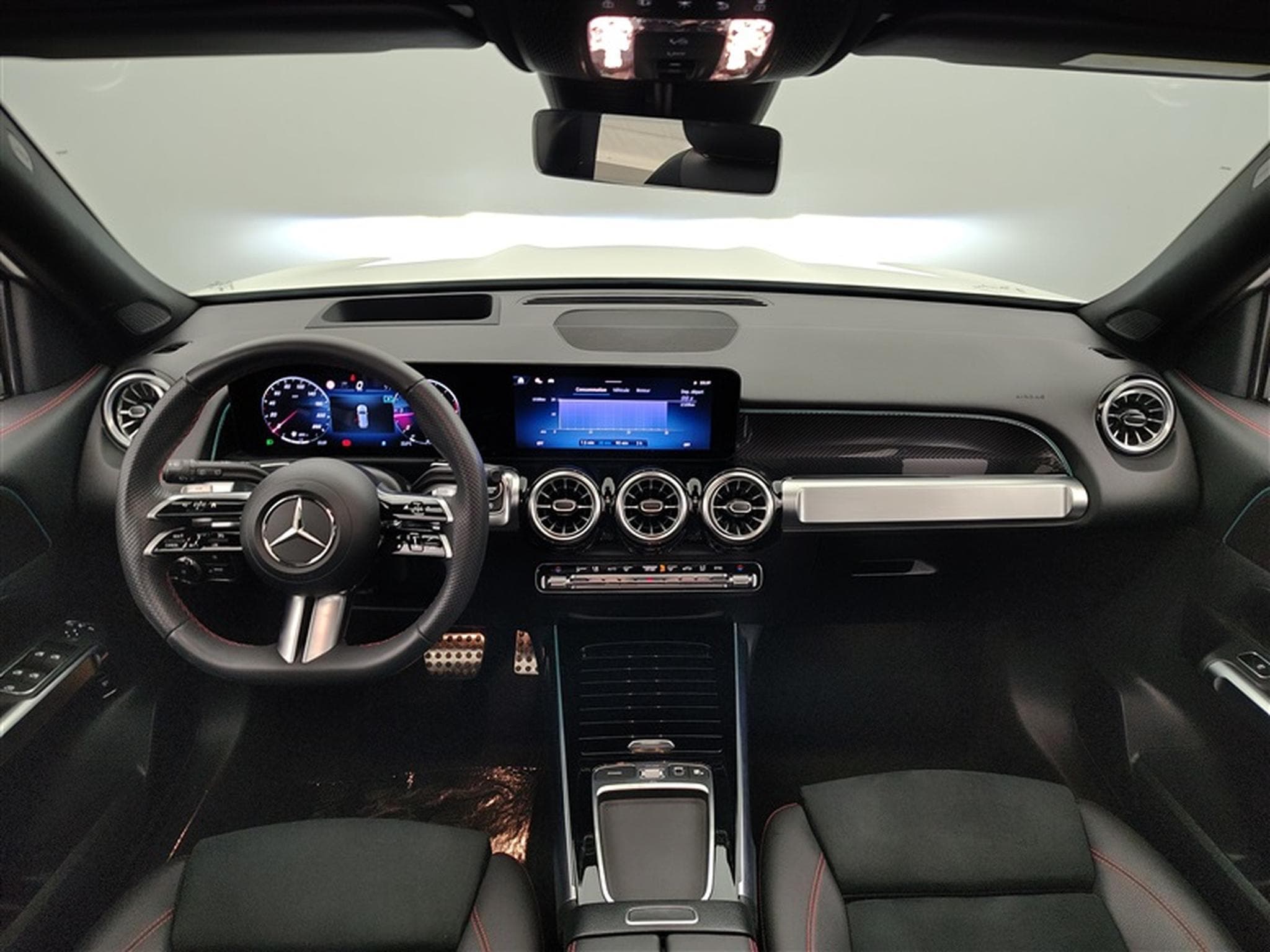 Mercedes GLB 180 180d AMG Line 7pl. NAVI / FULL LED / PANO / CAMERA 360° (2025) - Photo 8